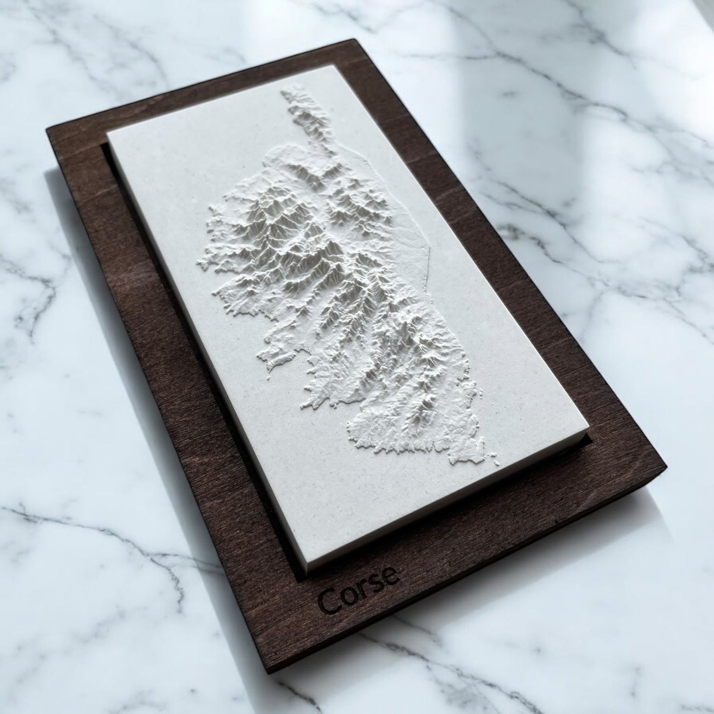 Carte 3D de l'Île Corse - Moulage en Béton Clair - Topographie de l'Île de Beauté - Taille S (13.6x7.2) - Sous les Toits de Paris