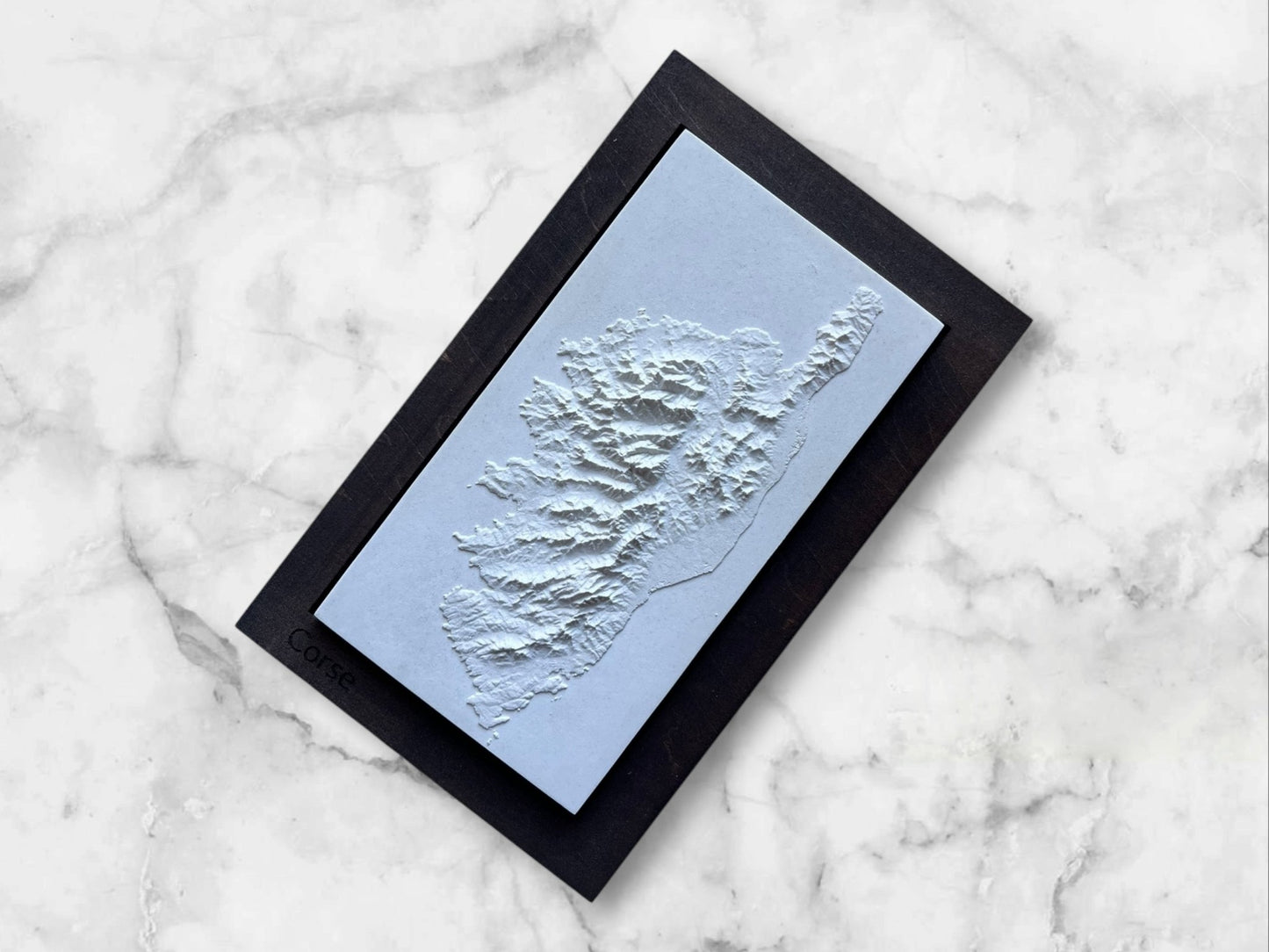 Carte 3D de l'Île Corse - Moulage en Béton Clair - Topographie de l'Île de Beauté - Taille S (13.6x7.2) - Sous les Toits de Paris