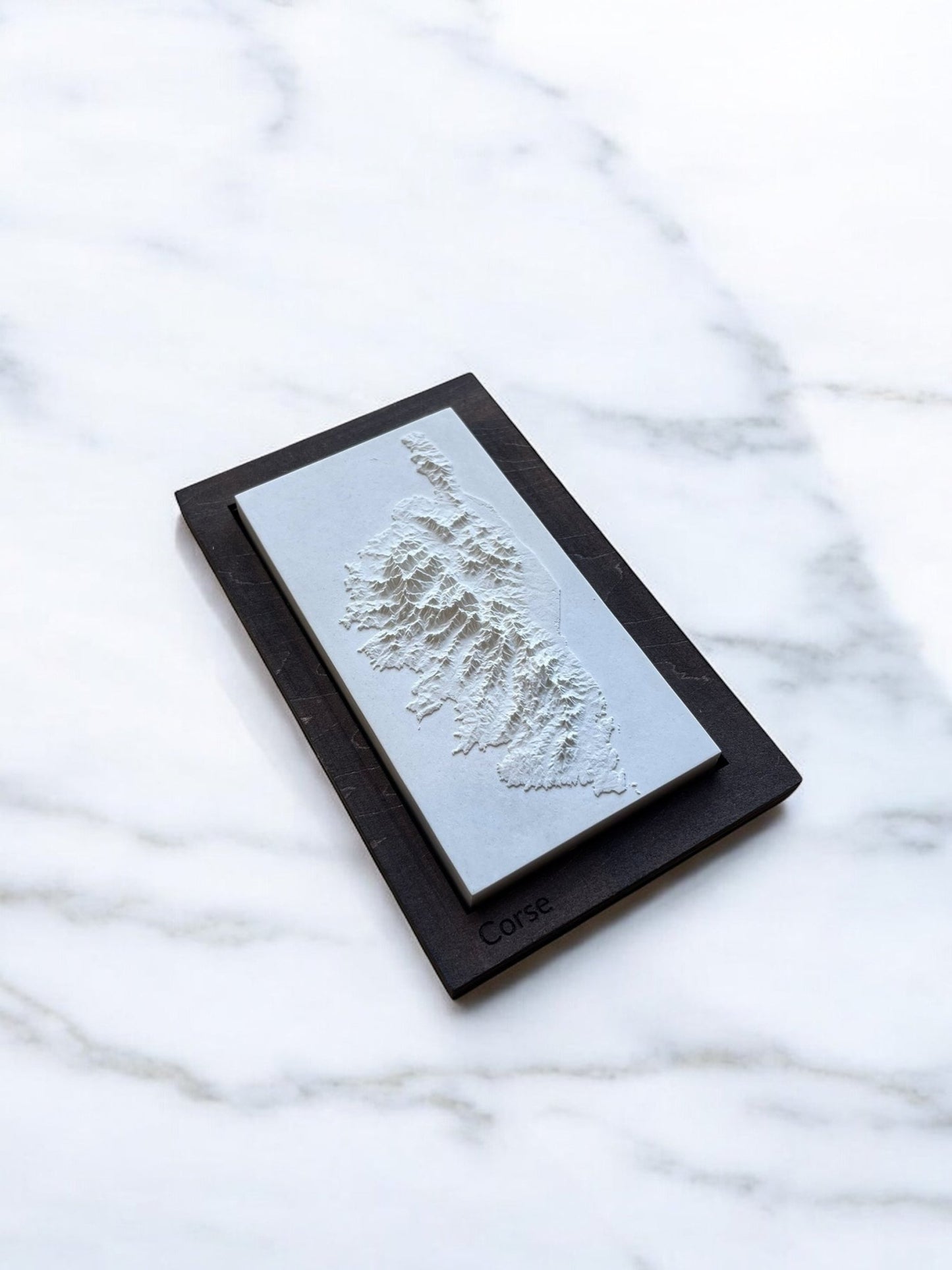 Carte 3D de l'Île Corse - Moulage en Béton Clair - Topographie de l'Île de Beauté - Taille S (13.6x7.2) - Sous les Toits de Paris