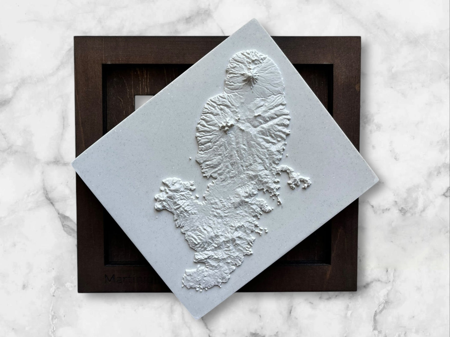 Carte 3D de l'Île de la Martinique - Moulage en Béton Clair - Topographie de l'Île aux Fleurs - Avec Base en Bois - Sous les Toits de Paris