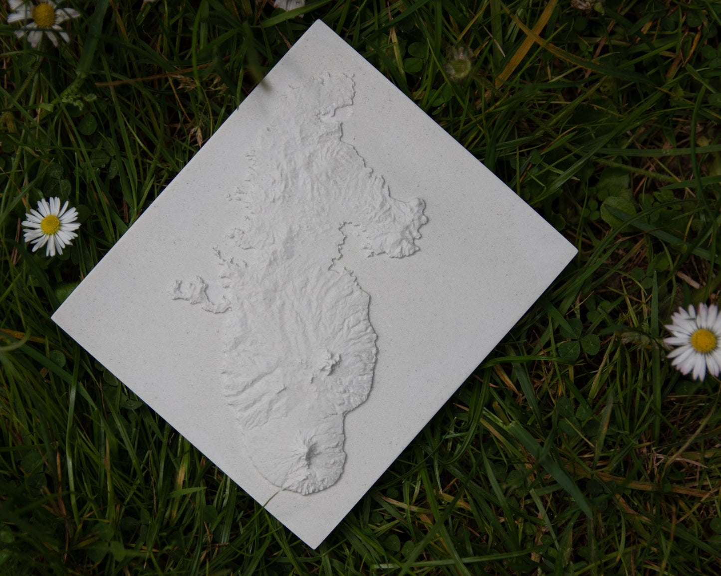 Carte 3D de l'Île de la Martinique - Moulage en Béton Clair - Topographie de l'Île aux Fleurs - Sans Base en Bois - Sous les Toits de Paris