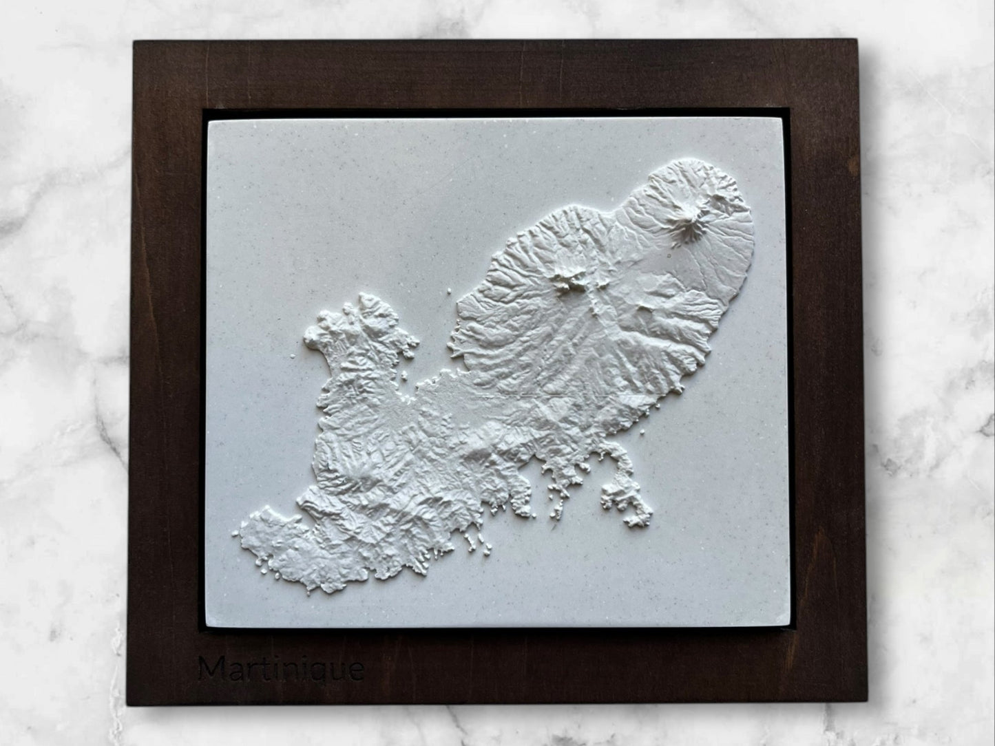 Carte 3D de l'Île de la Martinique - Moulage en Béton Clair - Topographie de l'Île aux Fleurs - Sans Base en Bois - Sous les Toits de Paris