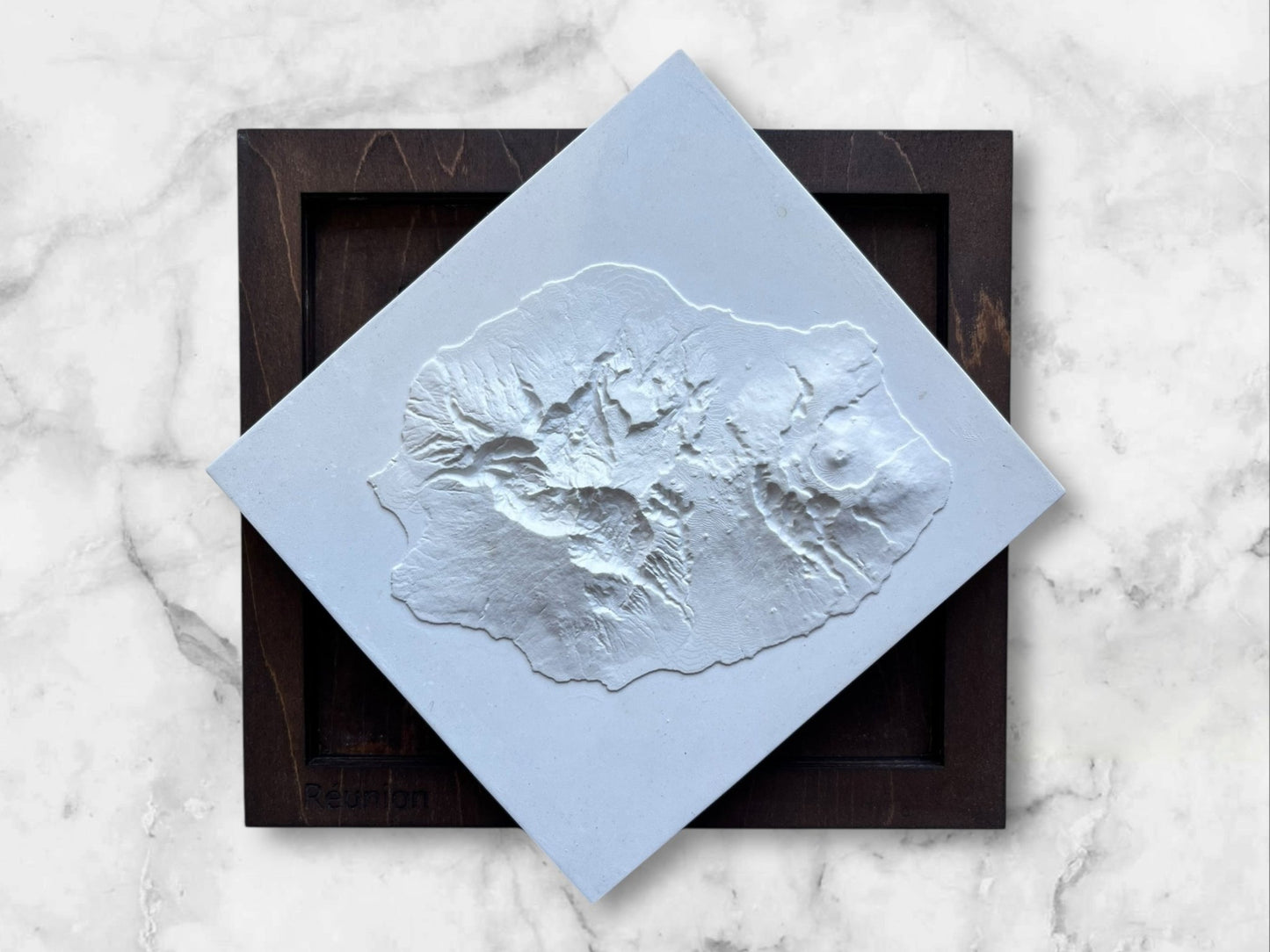 Carte 3D de l'Île de la Réunion - Moulage en Béton Clair - Topographie de l'Île Bourbon - Avec Base en Bois - Sous les Toits de Paris