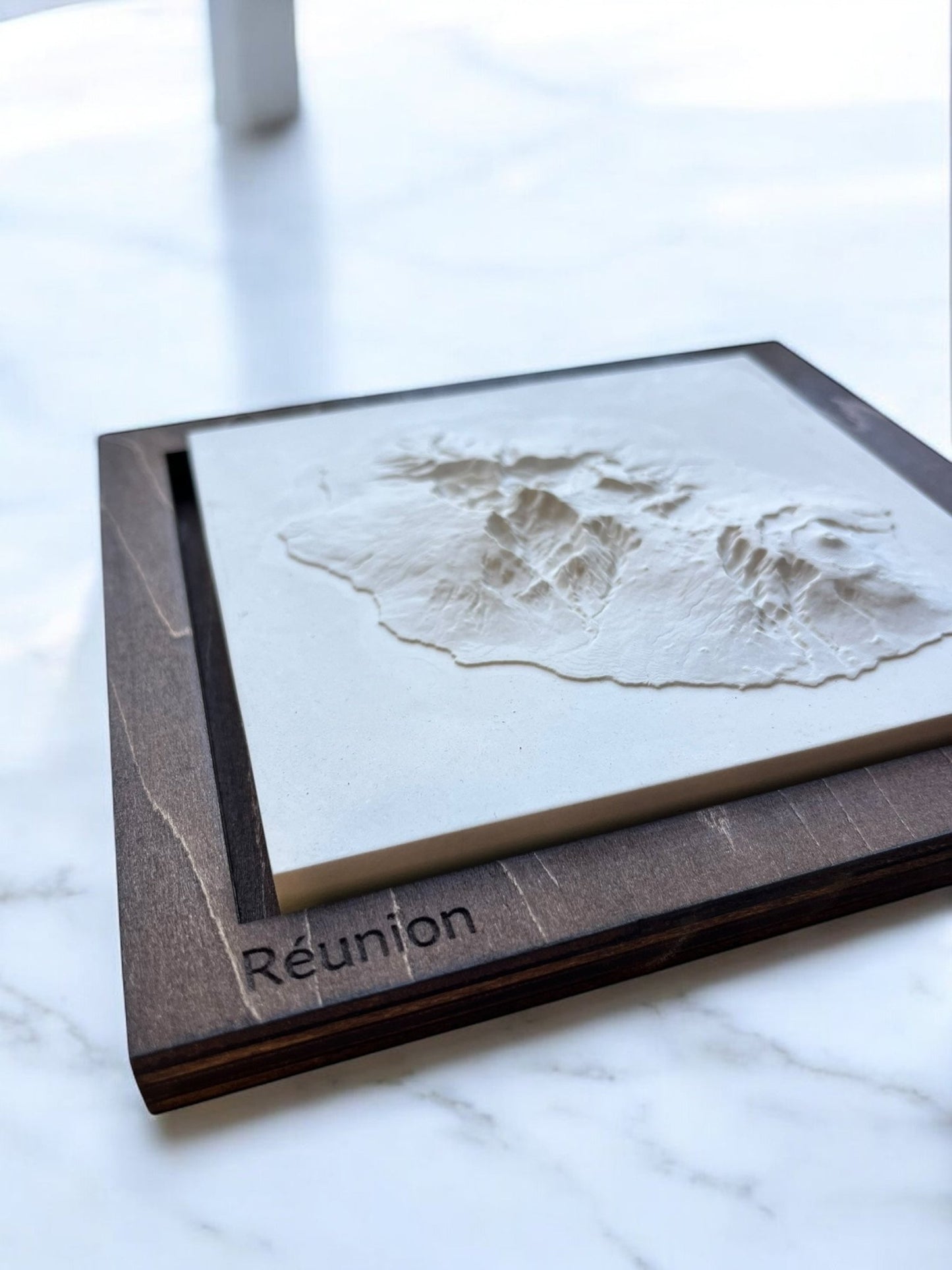 Carte 3D de l'Île de la Réunion - Moulage en Béton Clair - Topographie de l'Île Bourbon - Sans Base en Bois - Sous les Toits de Paris