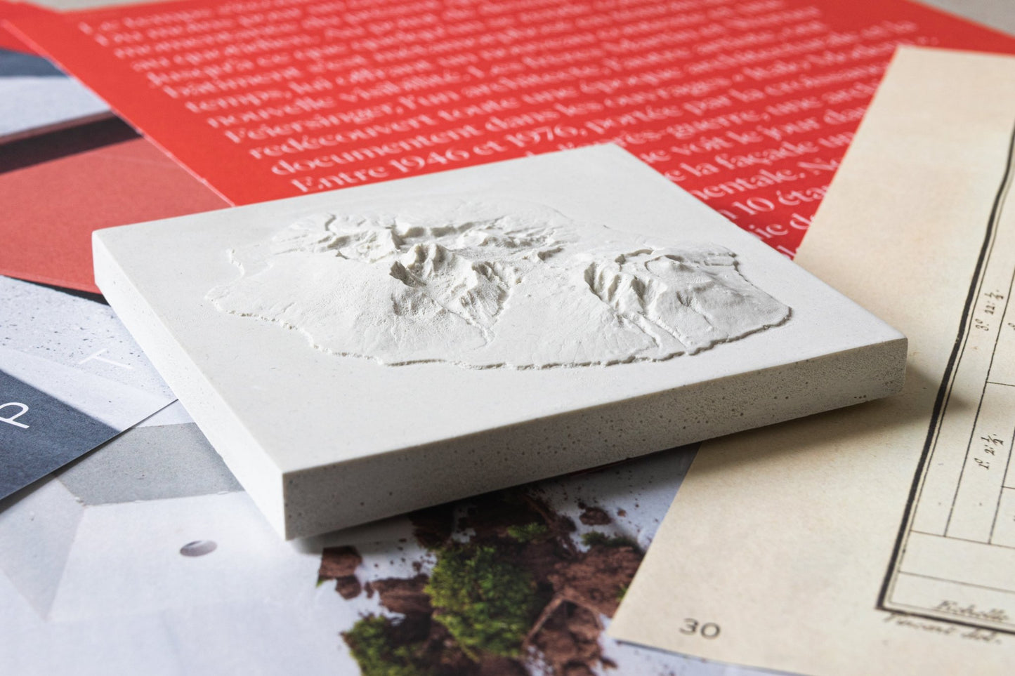 Carte 3D de l'Île de la Réunion - Moulage en Béton Clair - Topographie de l'Île Bourbon - Sans Base en Bois - Sous les Toits de Paris