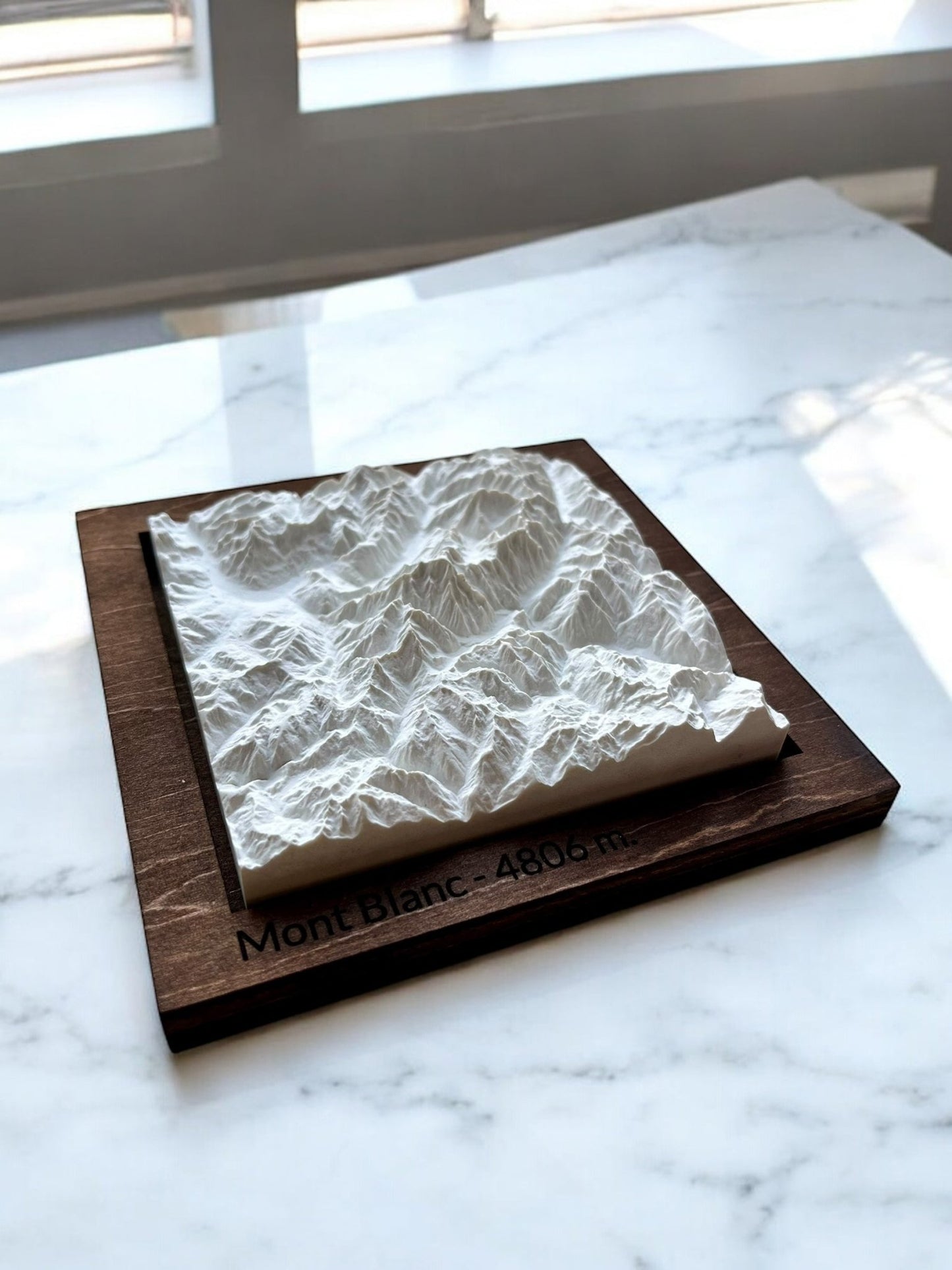 Carte 3D du Mont Blanc V2 - Moulage en Béton Clair - Topographie de la Vallée de Chamonix - Fabriqué Sous les Toits de Paris - Sans Base en Bois - Sous les Toits de Paris
