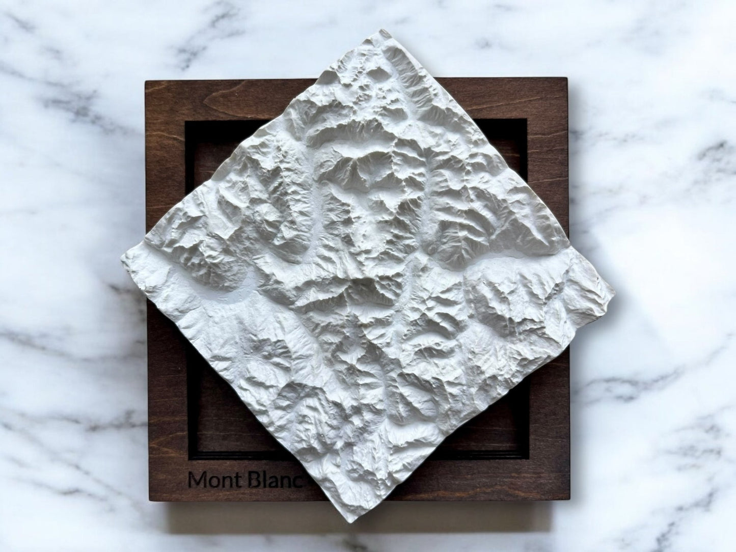 Carte 3D du Mont Blanc V2 - Moulage en Béton Clair - Topographie de la Vallée de Chamonix - Fabriqué Sous les Toits de Paris - Sans Base en Bois - Sous les Toits de Paris