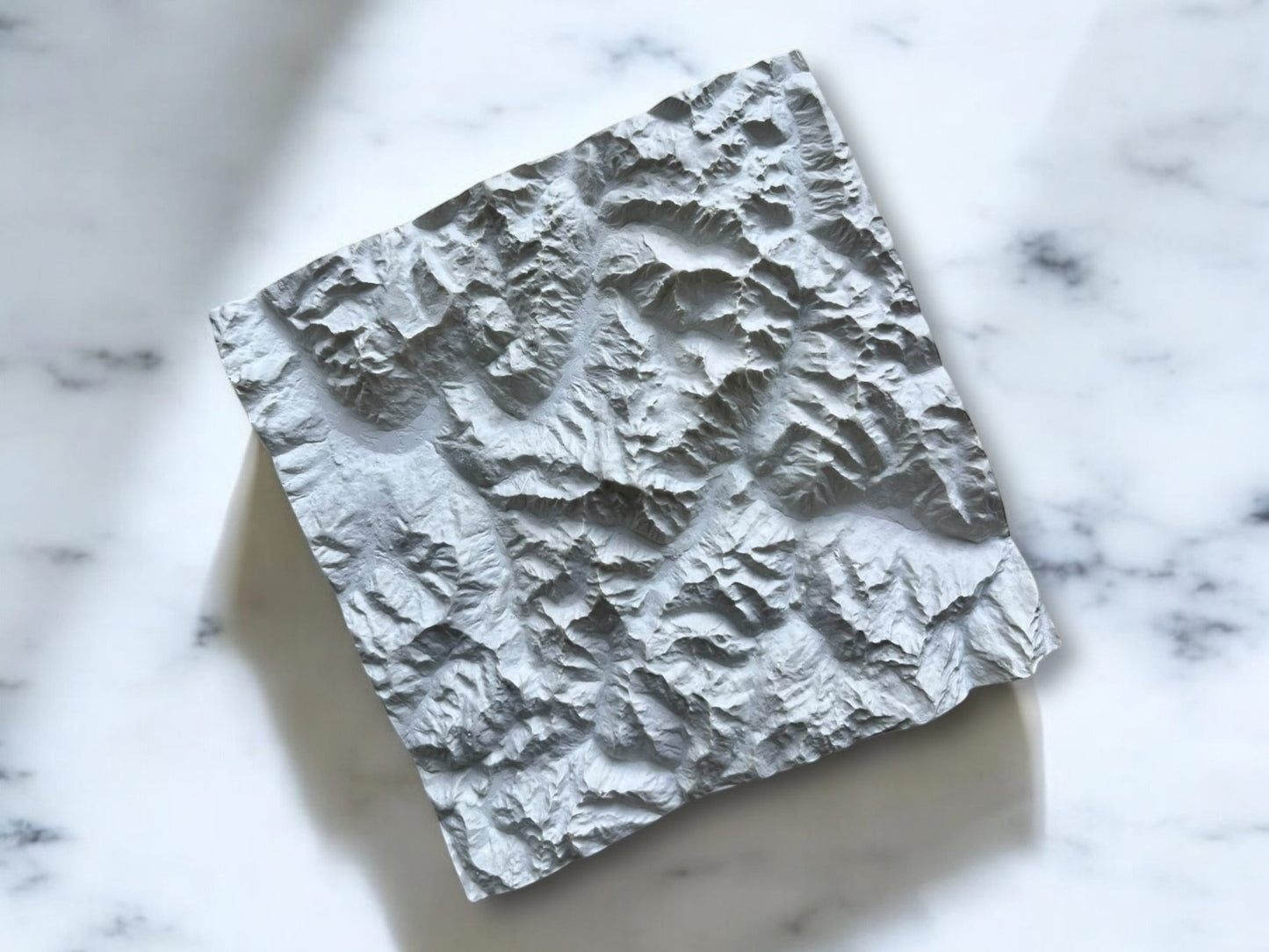 Carte 3D du Mont Blanc V2 - Moulage en Béton Clair - Topographie de la Vallée de Chamonix - Fabriqué Sous les Toits de Paris - Sans Base en Bois - Sous les Toits de Paris