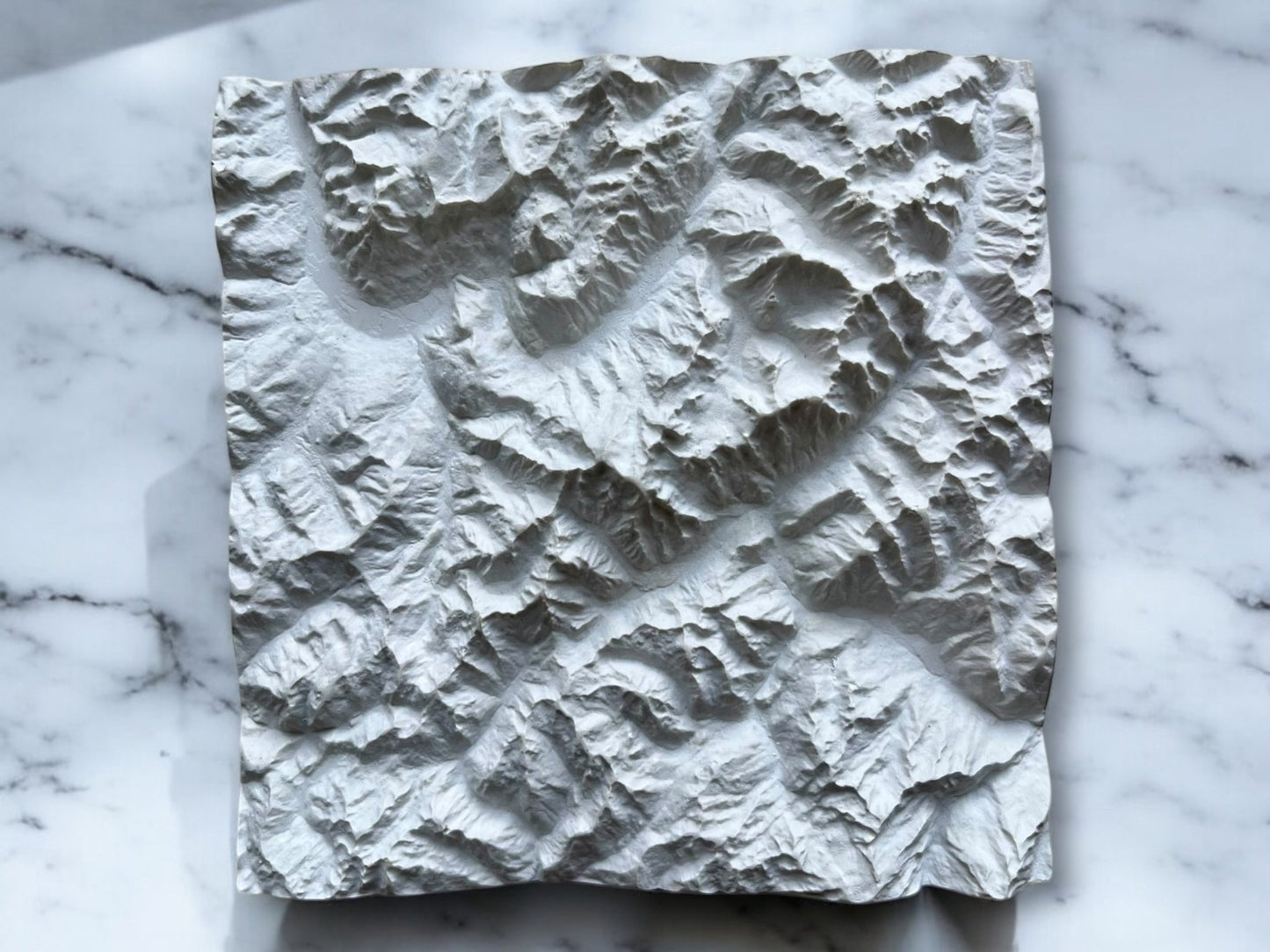 Carte 3D du Mont Blanc V2 - Moulage en Béton Clair - Topographie de la Vallée de Chamonix - Fabriqué Sous les Toits de Paris - Sans Base en Bois - Sous les Toits de Paris