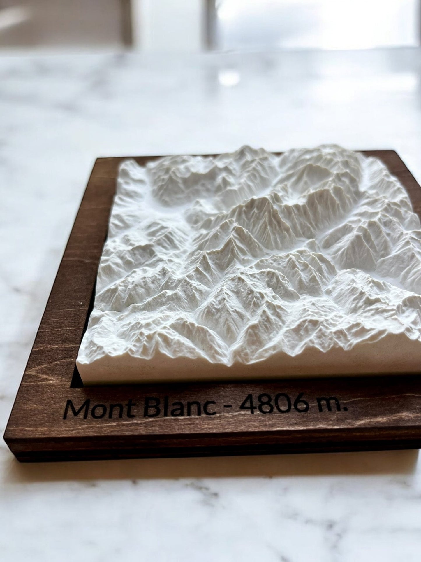 Carte 3D du Mont Blanc V2 - Moulage en Béton Clair - Topographie de la Vallée de Chamonix - Fabriqué Sous les Toits de Paris - Sans Base en Bois - Sous les Toits de Paris