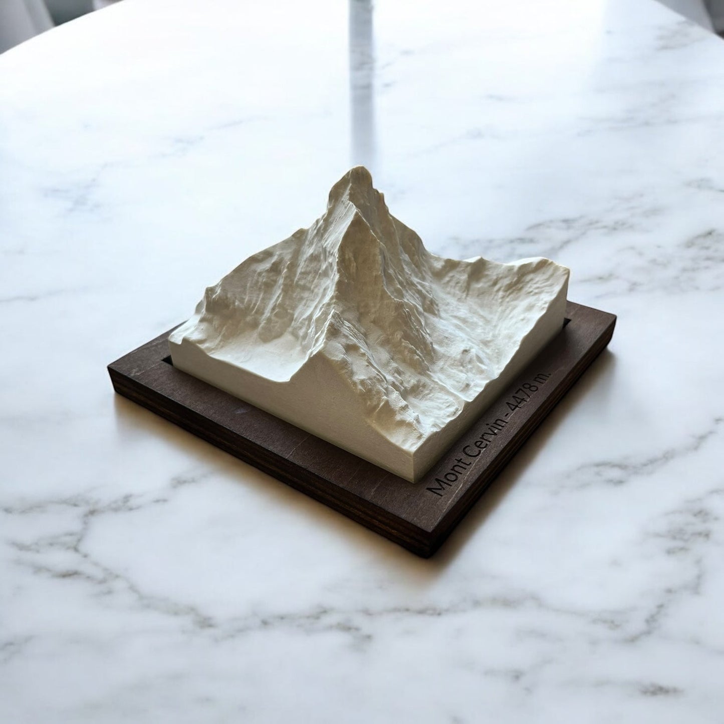 Carte 3D du Mont Cervin - Moulage en Béton Clair - Topographie de la Vallée de Zermatt - Avec Base en Bois - Sous les Toits de Paris
