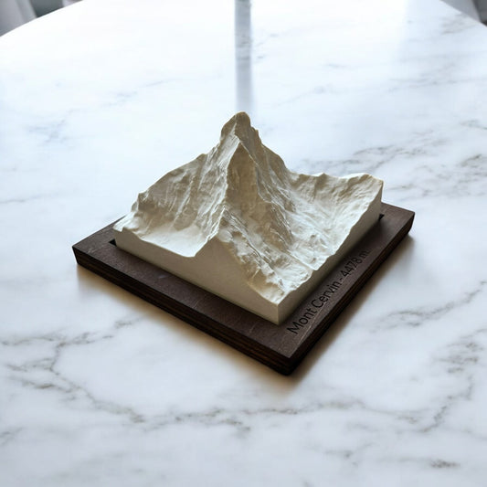 Carte 3D du Mont Cervin - Moulage en Béton Clair - Topographie de la Vallée de Zermatt - Avec Base en Bois - Sous les Toits de Paris