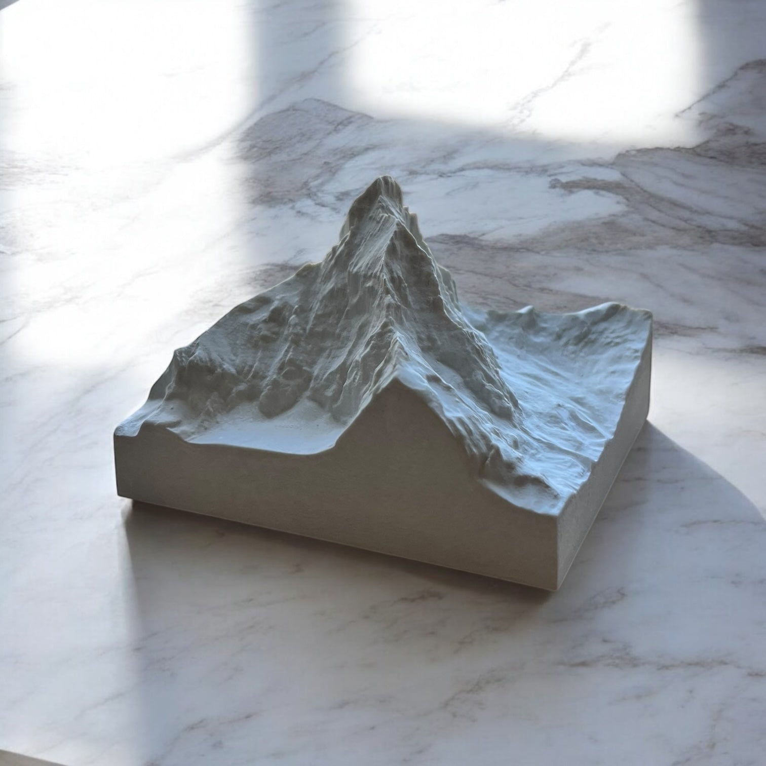 Carte 3D du Mont Cervin - Moulage en Béton Clair - Topographie de la Vallée de Zermatt - Sans Base en Bois - Sous les Toits de Paris