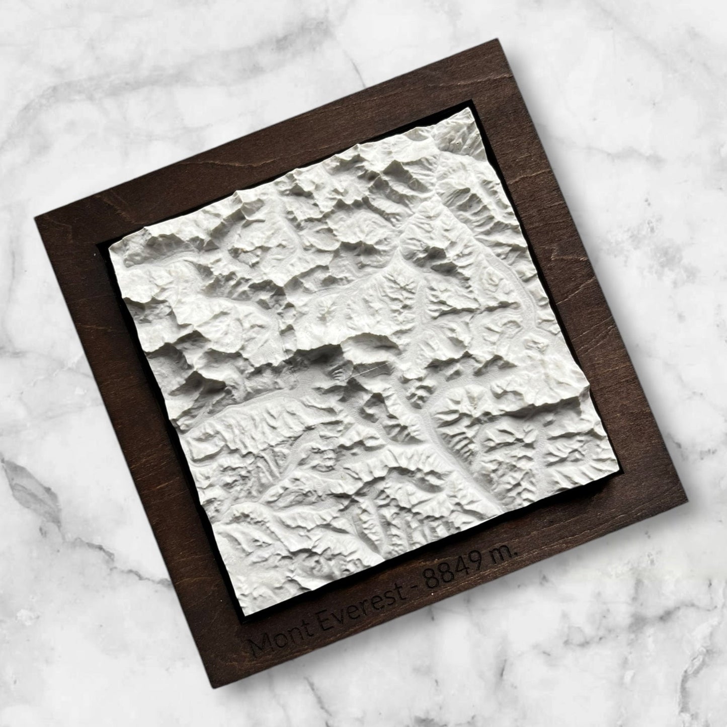 Carte 3D du Mont Everest - Moulage en Béton Clair - Topographie du Khumbu - Lhotse, Nuptse, Tobuche, Ama Dablam, ... - Avec Base en Bois - Sous les Toits de Paris