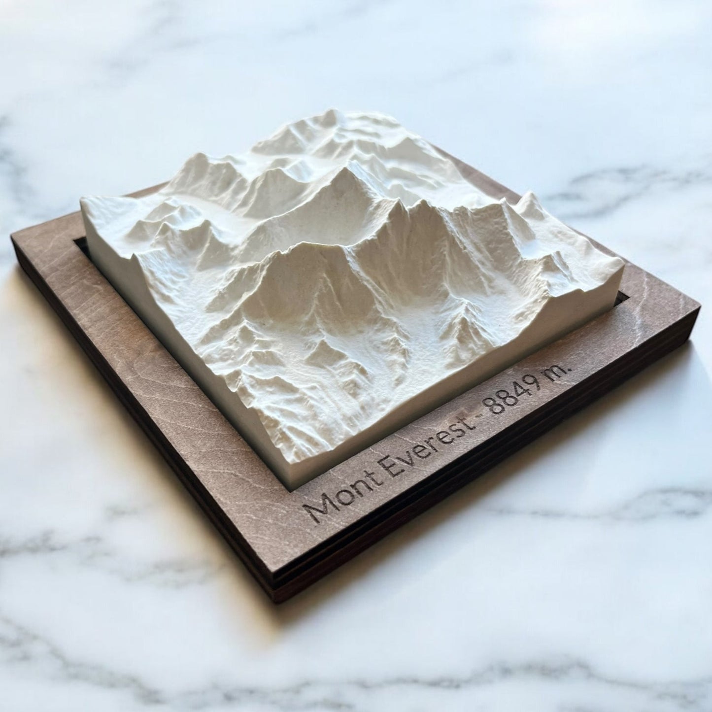 Carte 3D du Mont Everest, Nuptse & Lhotse - Moulage en Béton Clair - Topographie du Plus Haut Sommet du Monde - Avec Base en Bois - Sous les Toits de Paris