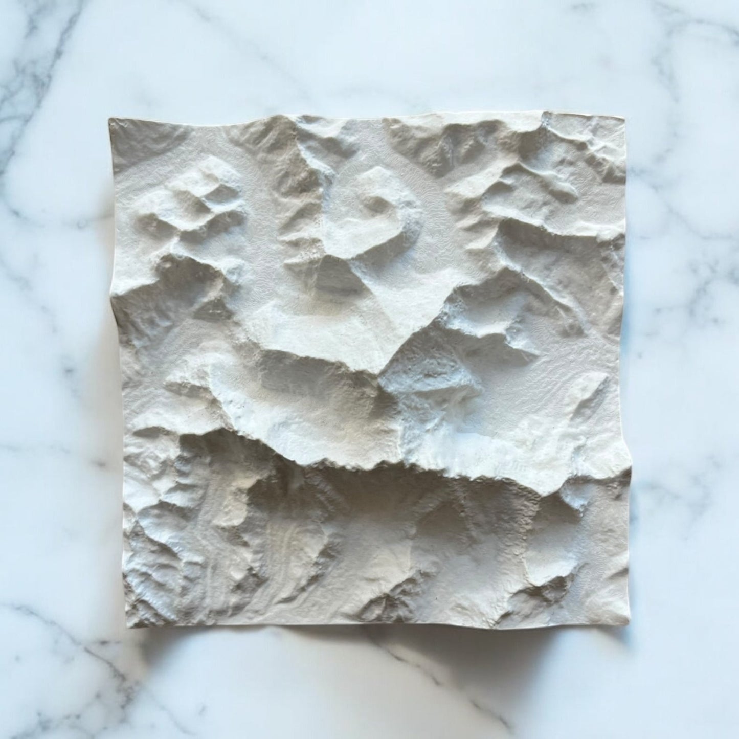 Carte 3D du Mont Everest, Nuptse & Lhotse - Moulage en Béton Clair - Topographie du Plus Haut Sommet du Monde - Avec Base en Bois - Sous les Toits de Paris