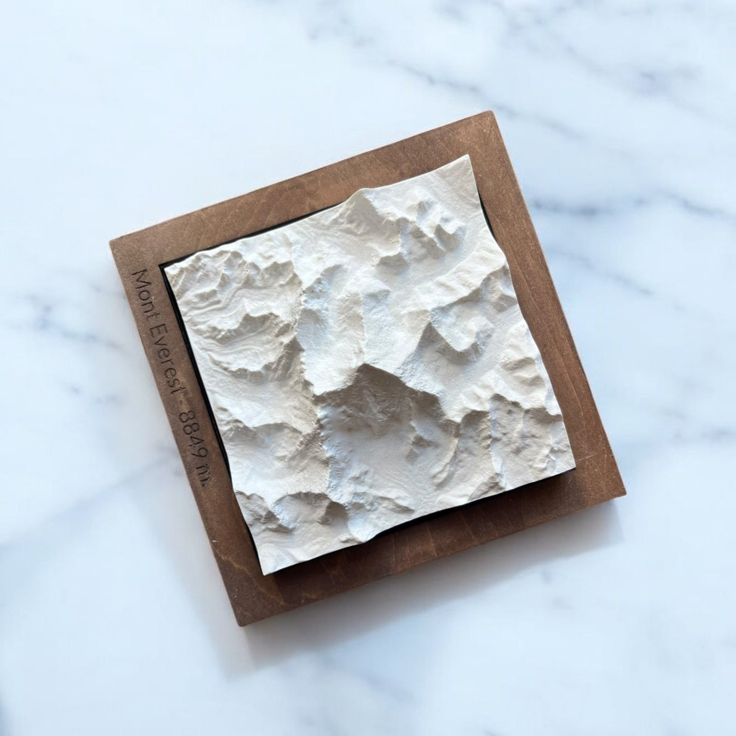 Carte 3D du Mont Everest, Nuptse & Lhotse - Moulage en Béton Clair - Topographie du Plus Haut Sommet du Monde - Avec Base en Bois - Sous les Toits de Paris