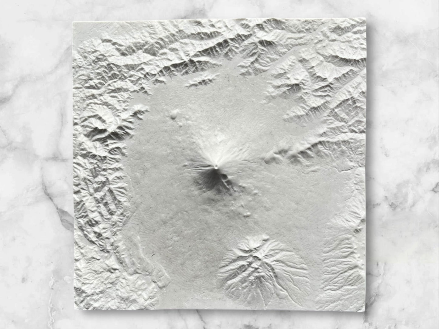 Carte 3D du Mont Fuji - Moulage en Béton Clair - Topographie du Japon - Sans Base en Bois - Sous les Toits de Paris