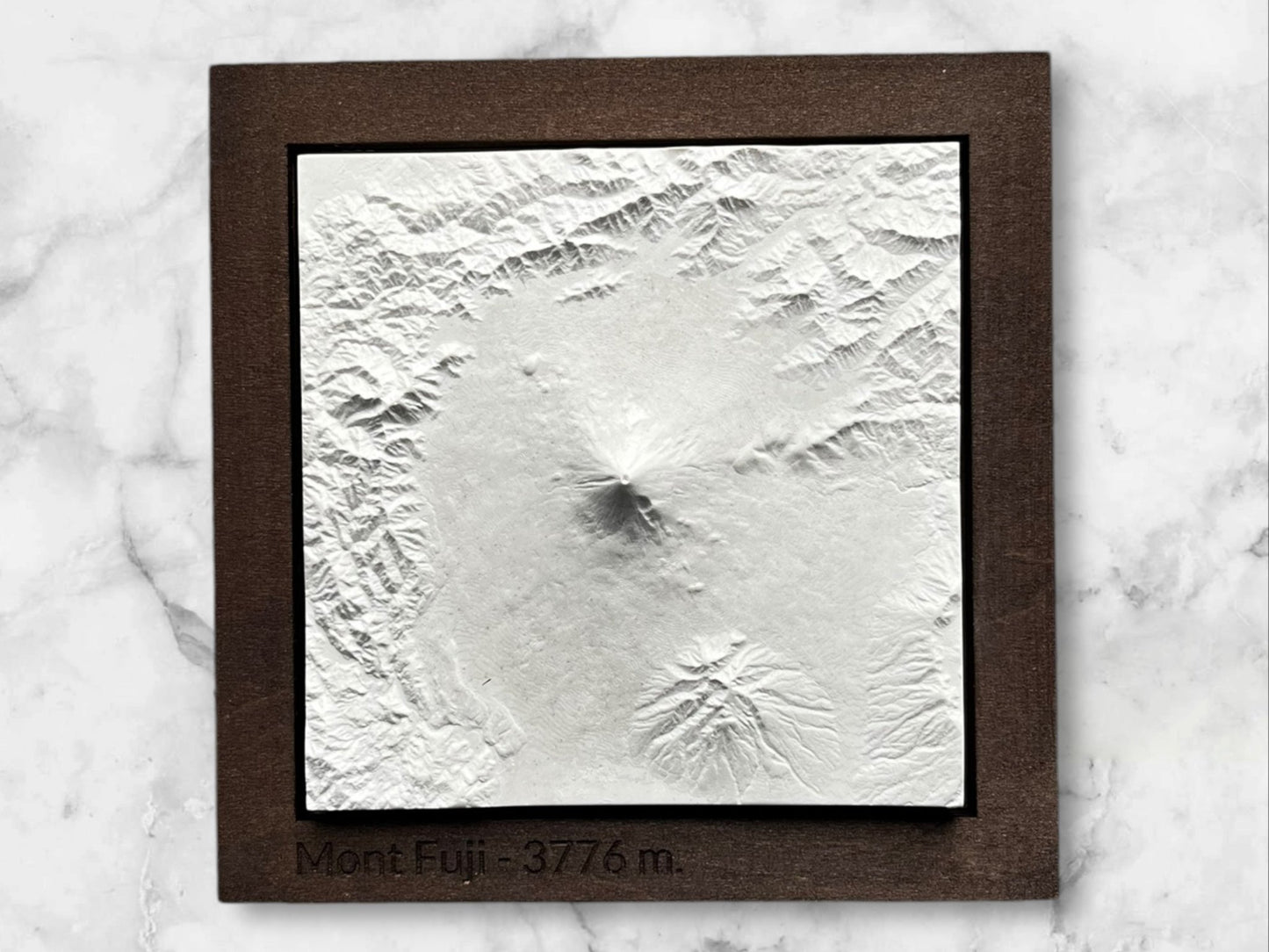 Carte 3D du Mont Fuji - Moulage en Béton Clair - Topographie du Japon - Sans Base en Bois - Sous les Toits de Paris