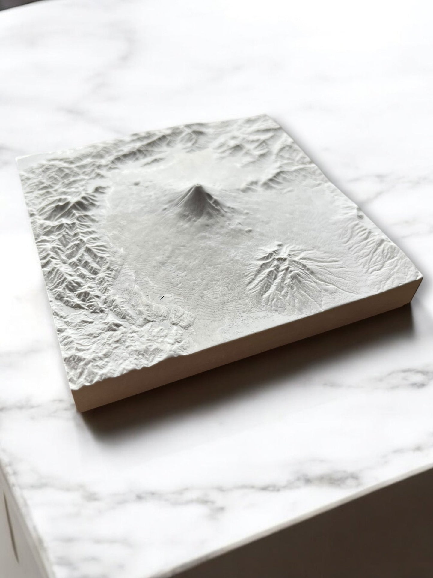 Carte 3D du Mont Fuji - Moulage en Béton Clair - Topographie du Japon - Sans Base en Bois - Sous les Toits de Paris