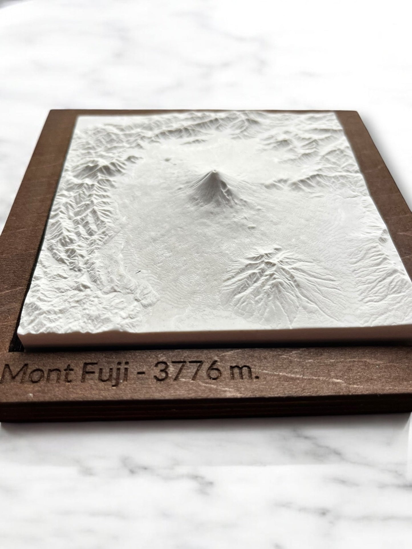 Carte 3D du Mont Fuji - Moulage en Béton Clair - Topographie du Japon - Sans Base en Bois - Sous les Toits de Paris