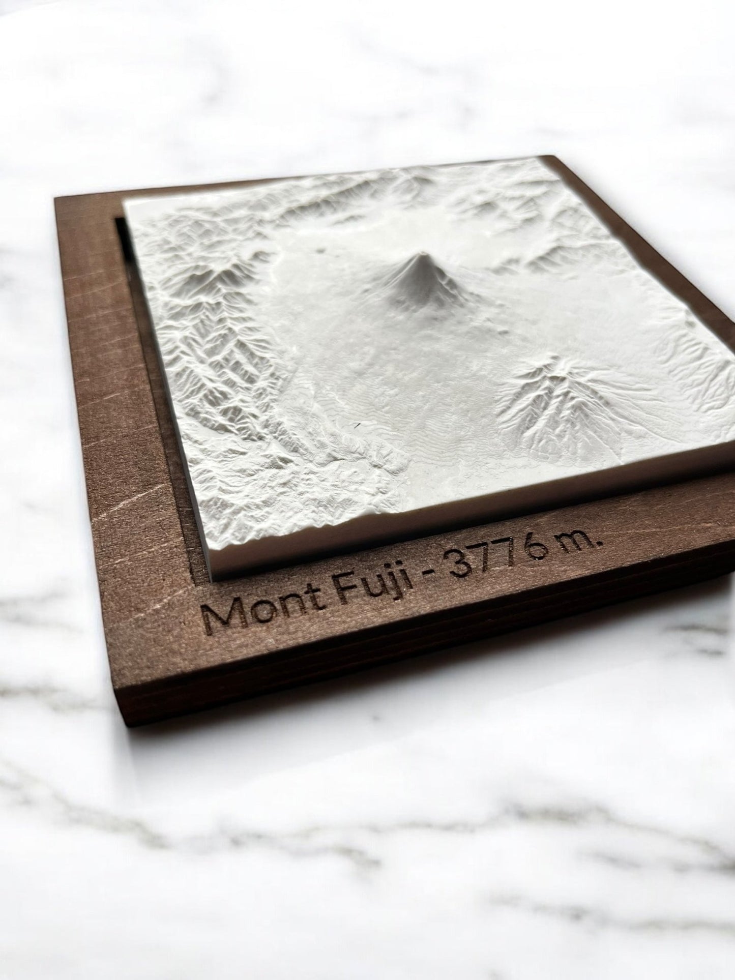 Carte 3D du Mont Fuji - Moulage en Béton Clair - Topographie du Japon - Sans Base en Bois - Sous les Toits de Paris