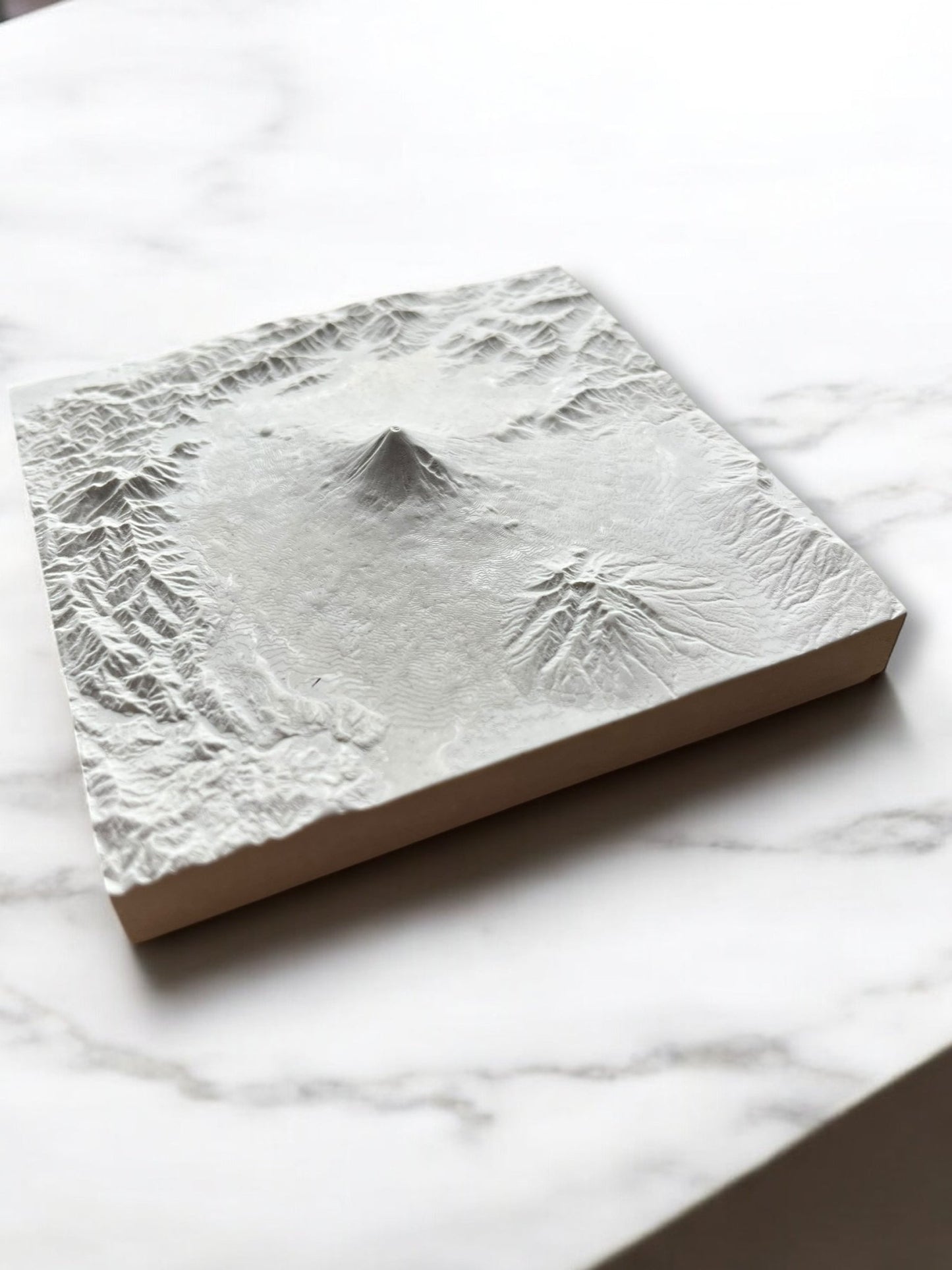 Carte 3D du Mont Fuji - Moulage en Béton Clair - Topographie du Japon - Sans Base en Bois - Sous les Toits de Paris