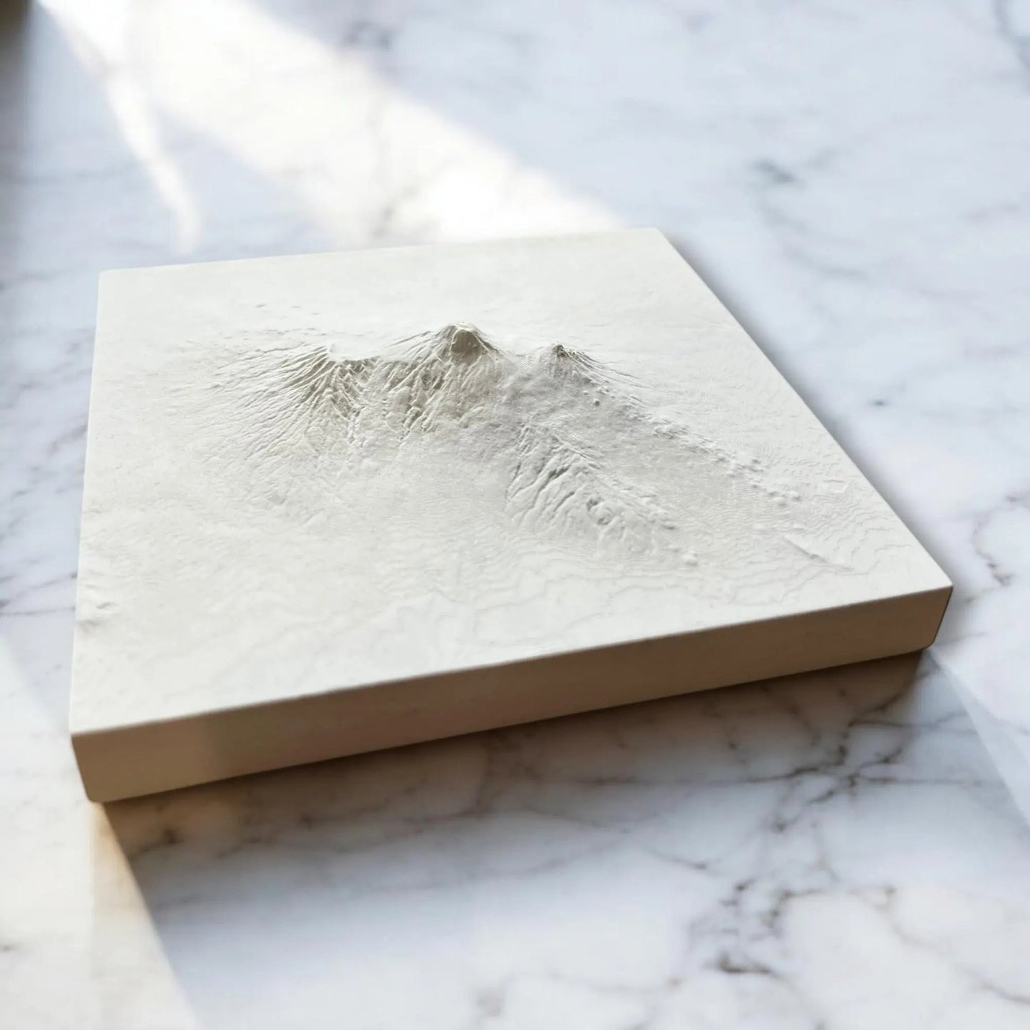 Carte 3D du Mont Kilimanjaro - Moulage en Béton Clair - Topographie du Plus Haut Sommet d'Afrique - Sans Base en Bois - Sous les Toits de Paris