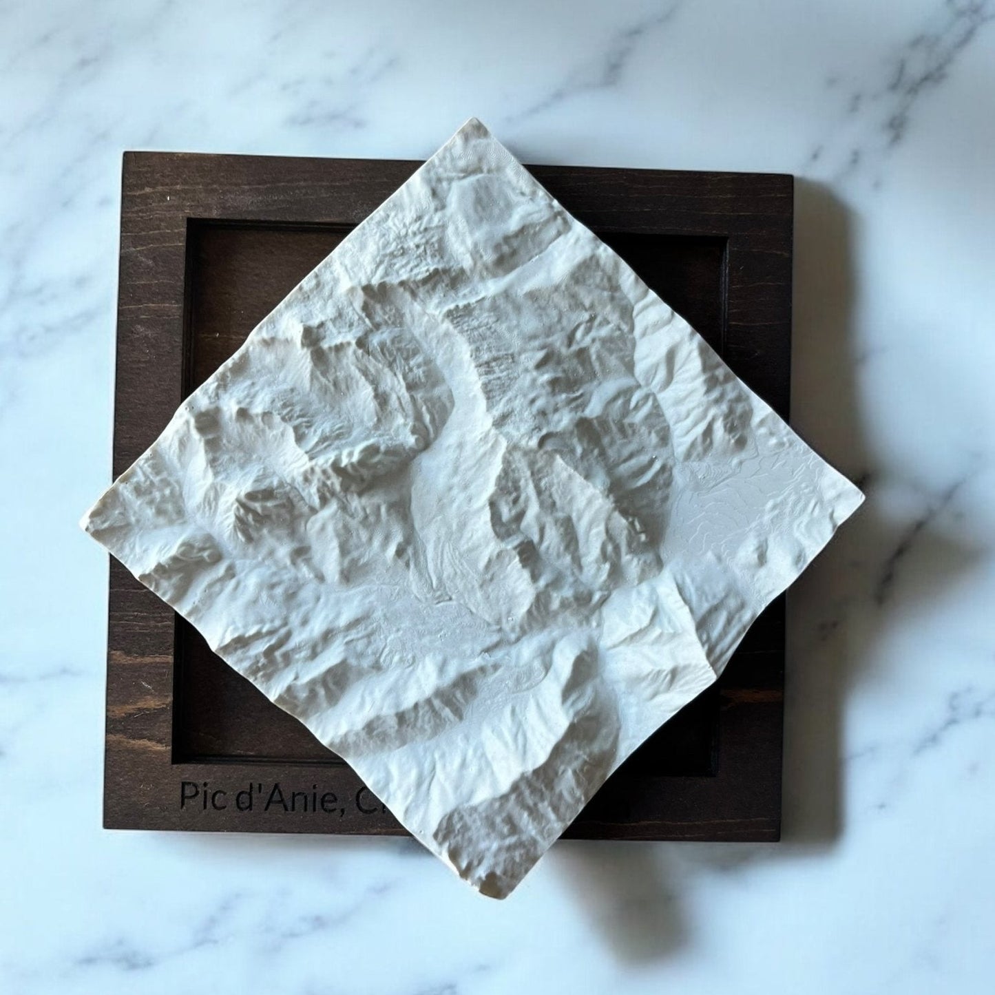Carte 3D du Pic d'Anie et du Cirque de Lescun - Moulage en Béton Clair - Topographie des Pyrénées - Vallées d'Aspe - Avec Base en Bois - Sous les Toits de Paris