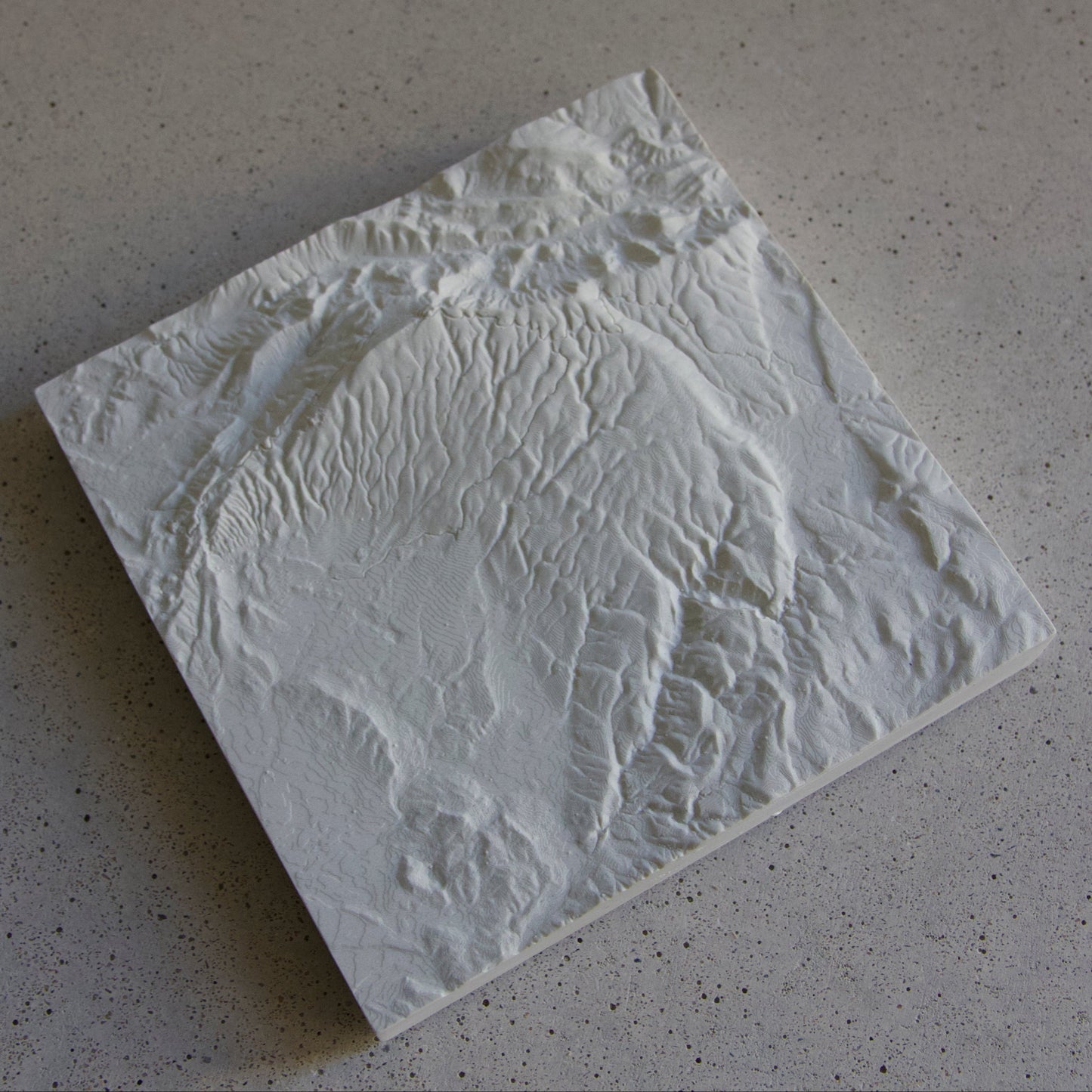 Carte en Relief du Mont Ventoux - Sculpture en Béton Clair - Topographie de Provence - Sans Base en Bois - Sous les Toits de Paris