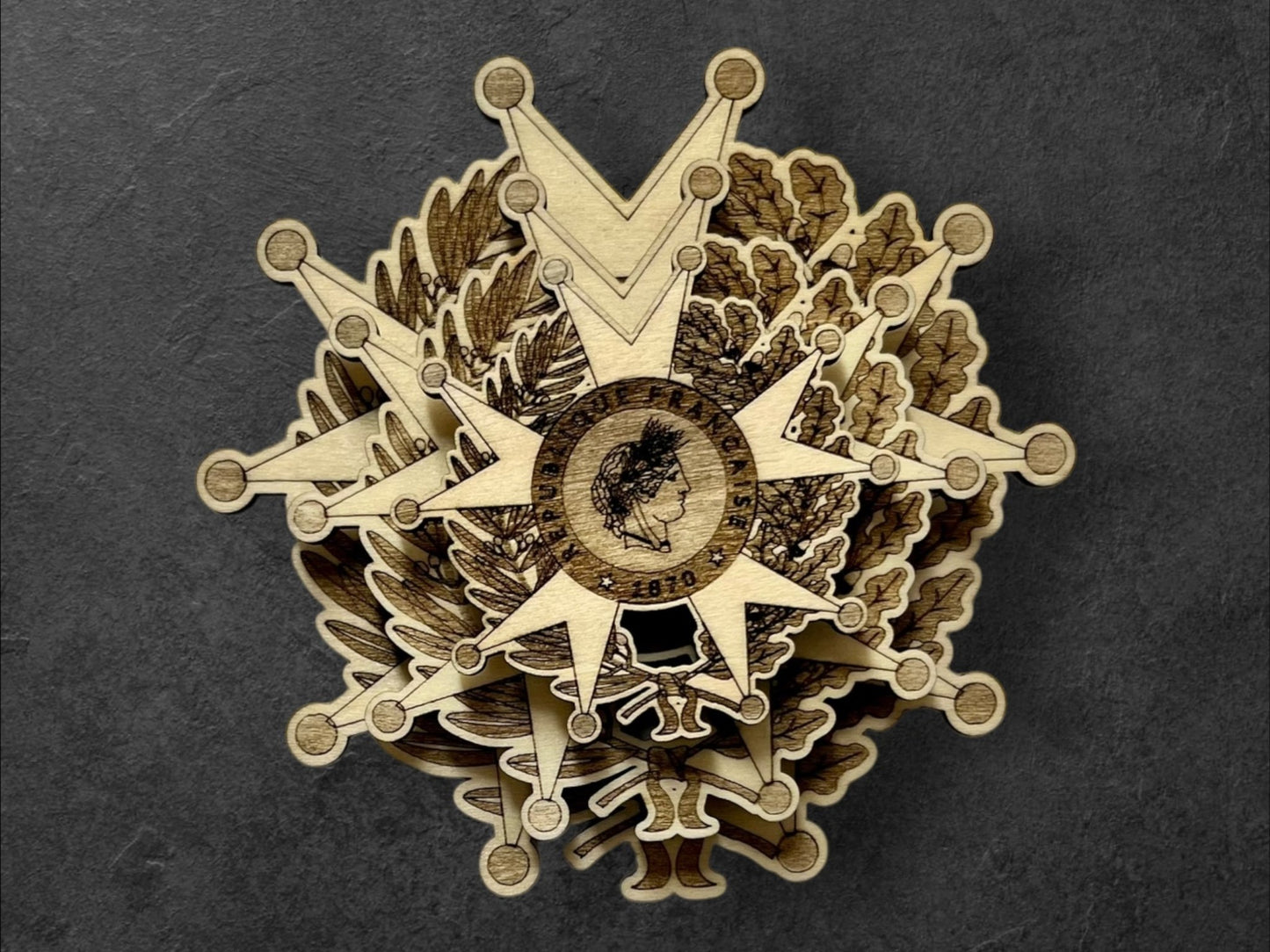 Croix de Chevalier de l’Ordre National de la Légion d’Honneur - Aimant pour Réfrigérateur en Bois / Magnet pour Frigo - Petit (50 MM) - Sous les Toits de Paris