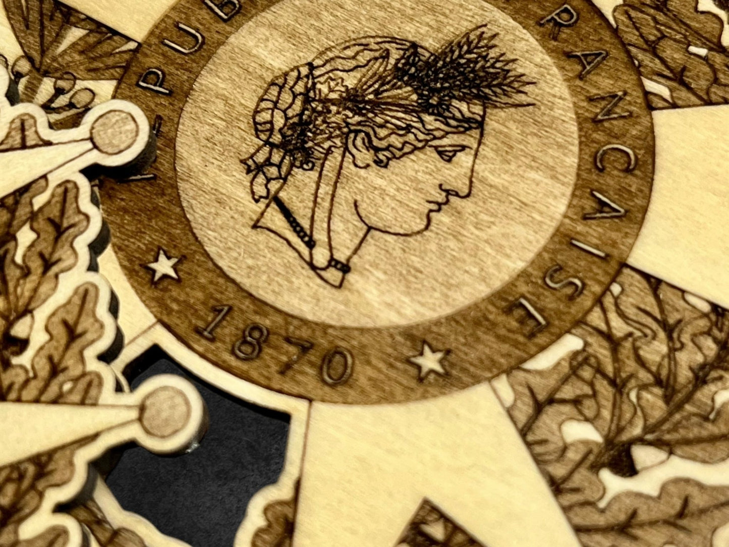 Croix de Chevalier de l’Ordre National de la Légion d’Honneur - Aimant pour Réfrigérateur en Bois / Magnet pour Frigo - Petit (50 MM) - Sous les Toits de Paris