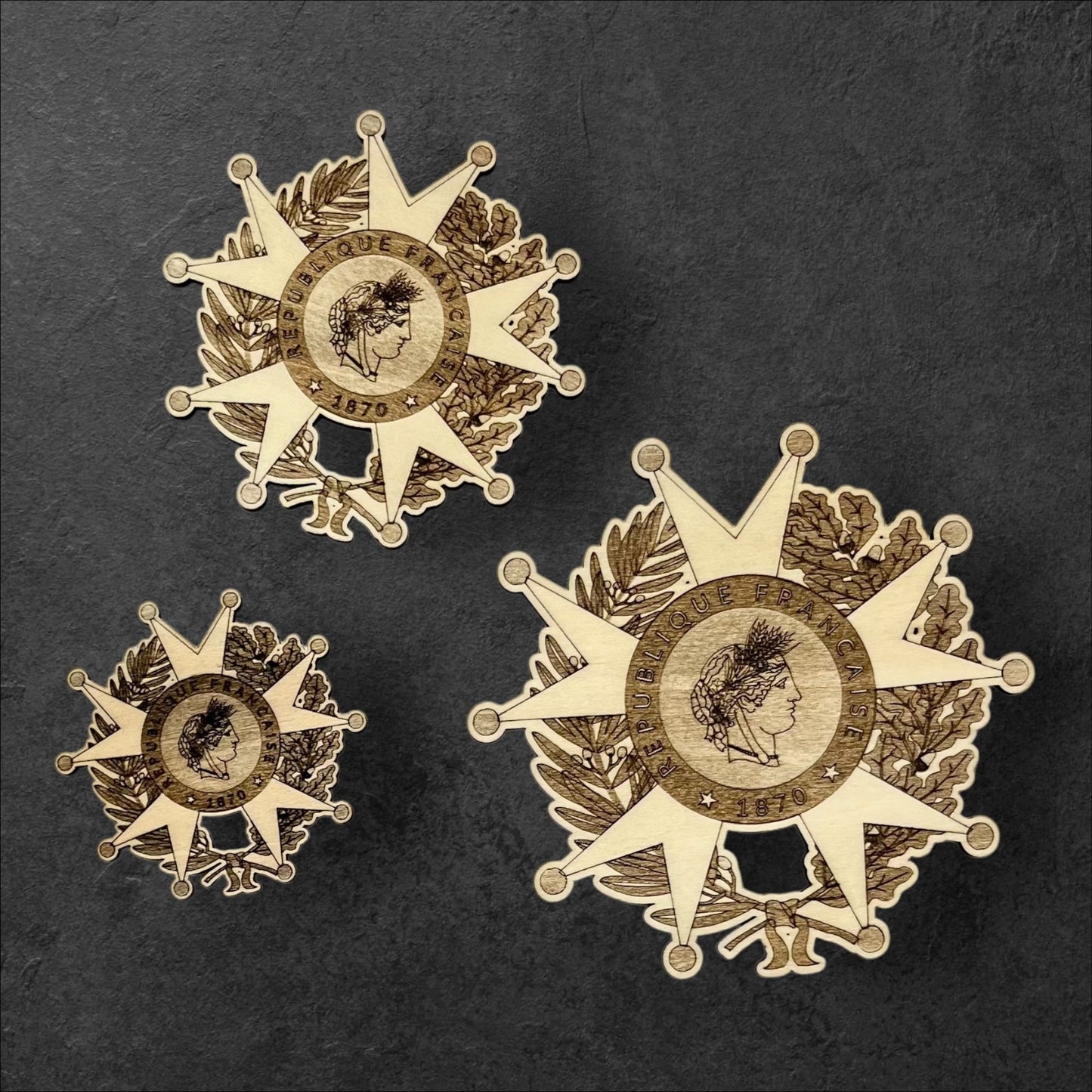 Croix de Chevalier de l’Ordre National de la Légion d’Honneur - Aimant pour Réfrigérateur en Bois / Magnet pour Frigo - Petit (50 MM) - Sous les Toits de Paris