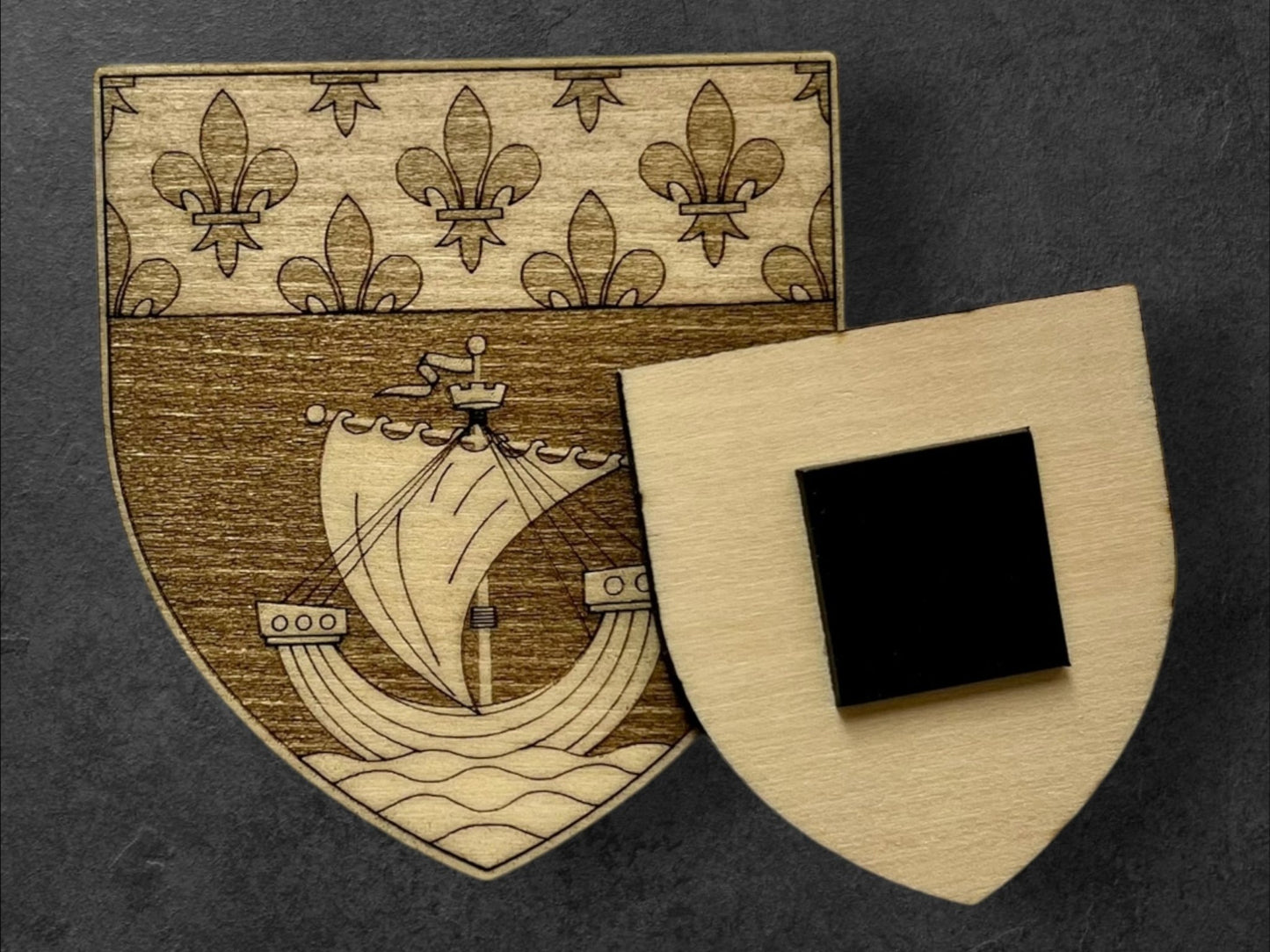 Magnet en Bois - Blason de la Ville de Paris - Fluctuat Nec Mergitur - Armoiries de Paris - Aimant pour Réfrigérateur - Petit (50 MM) - Sous les Toits de Paris