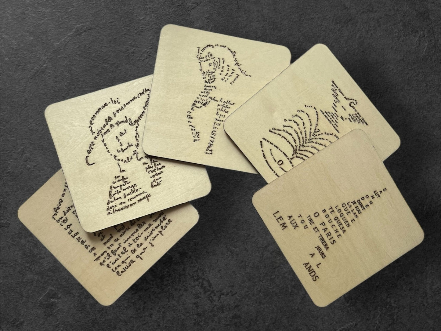Sous Verres en Bois - Calligrammes de Guillaume Apollinaire - Crâne, Cheval, Portrait, Maison - Poésie en Image - Lot de 5 - Sous les Toits de Paris