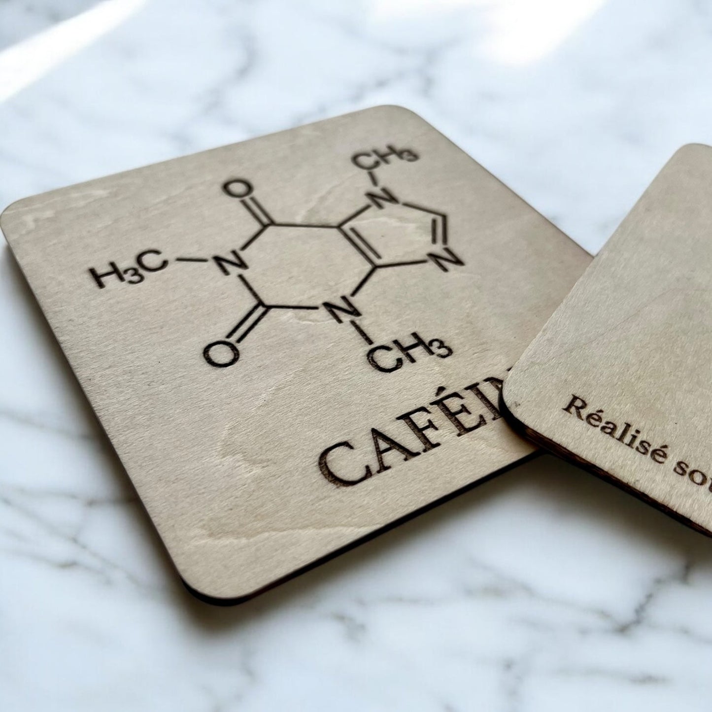 Sous Verres en Bois - Série Caféine & Théine - Molécule de Méthylthéobromine - Caféine - Sous les Toits de Paris