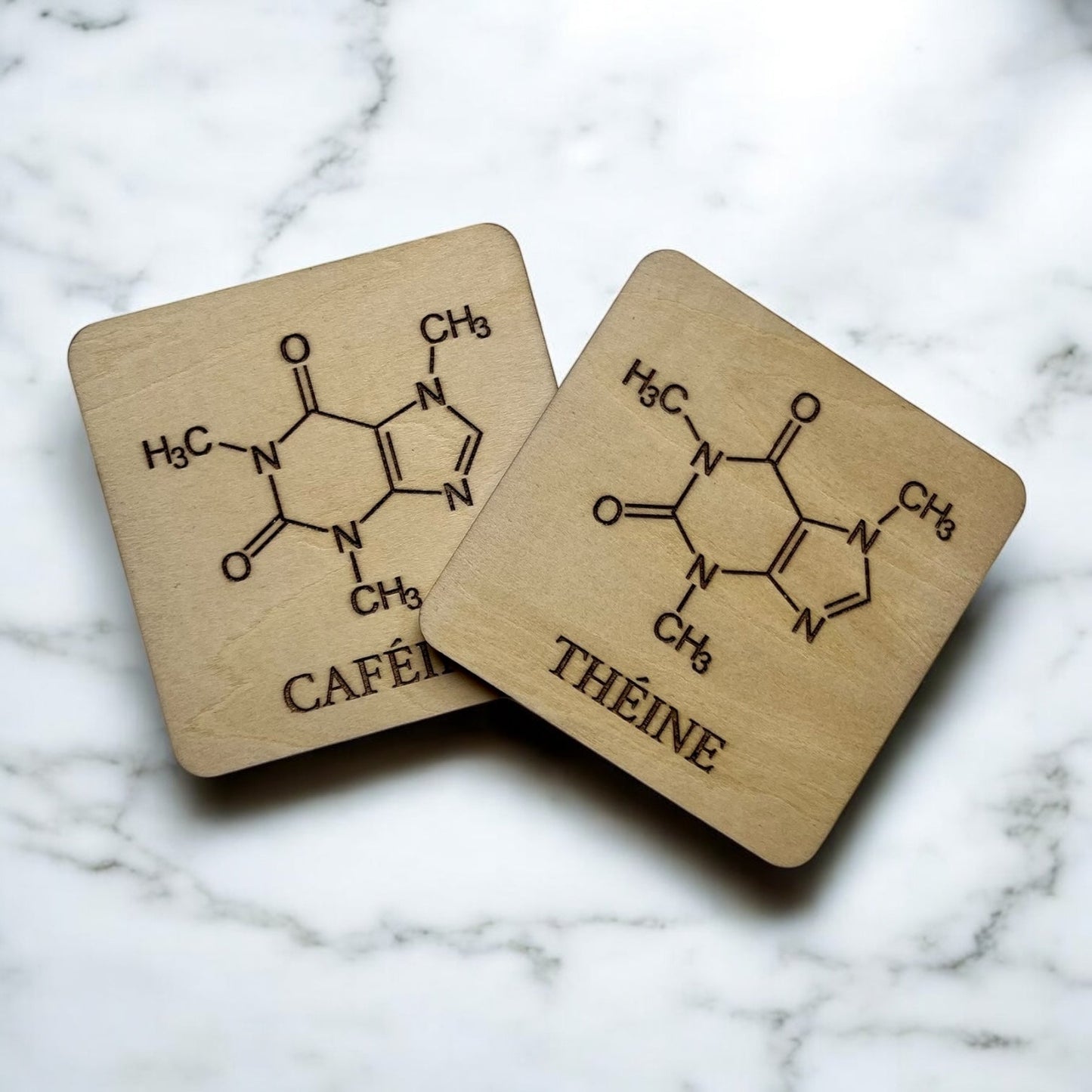 Sous Verres en Bois - Série Caféine & Théine - Molécule de Méthylthéobromine - Lot de 2 x 1 (Caféine & Théine) - Sous les Toits de Paris