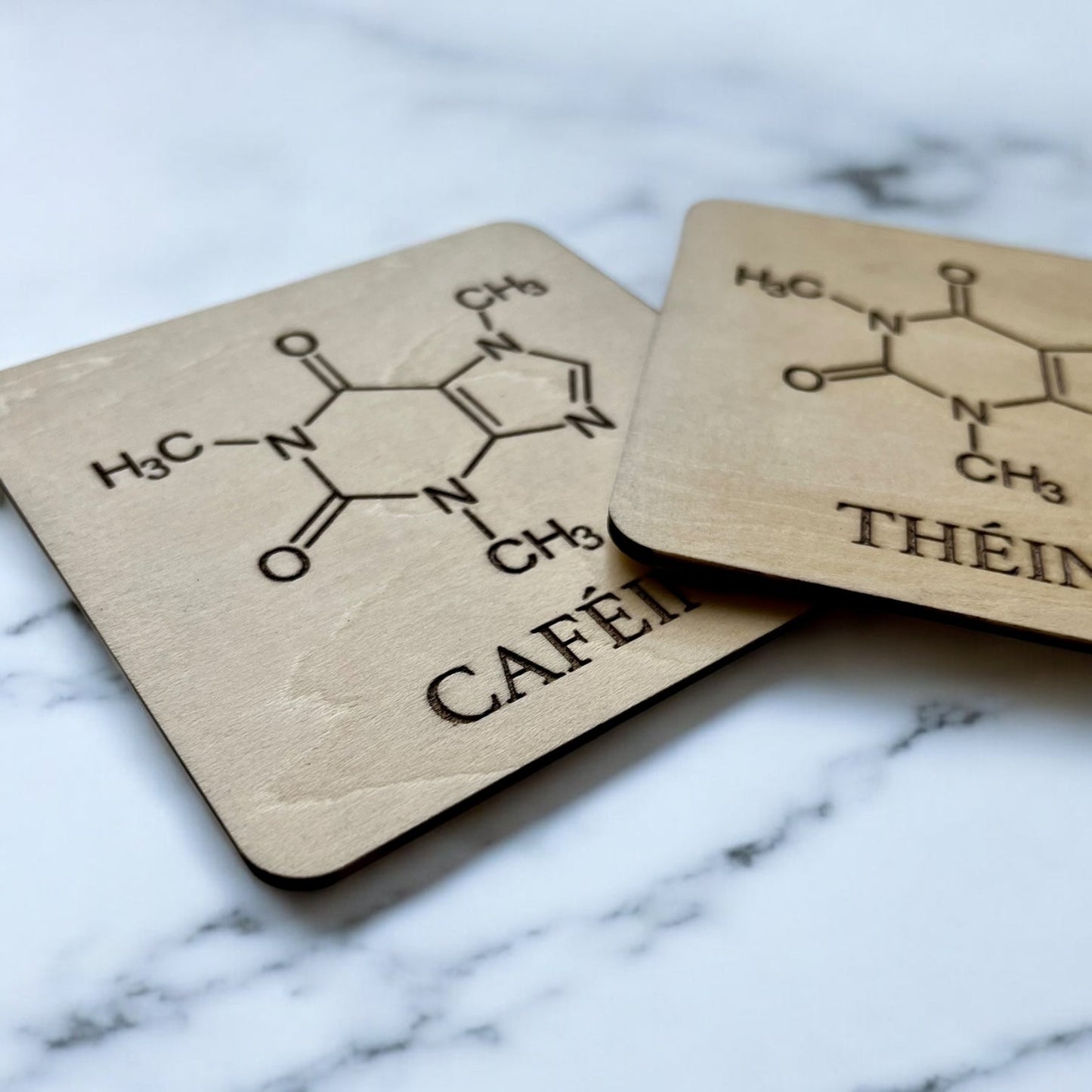 Sous Verres en Bois - Série Caféine & Théine - Molécule de Méthylthéobromine - Théine - Sous les Toits de Paris