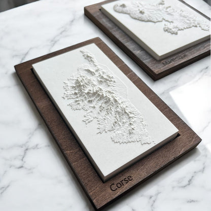 Carte 3D de l'Île Corse - Moulage en Béton Clair - Topographie de l'Île de Beauté - Taille S (13.6x7.2) - Sous les Toits de Paris