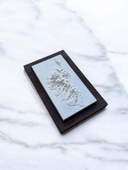 Carte 3D de l'Île Corse - Moulage en Béton Clair - Topographie de l'Île de Beauté - Taille S (13.6x7.2) - Sous les Toits de Paris