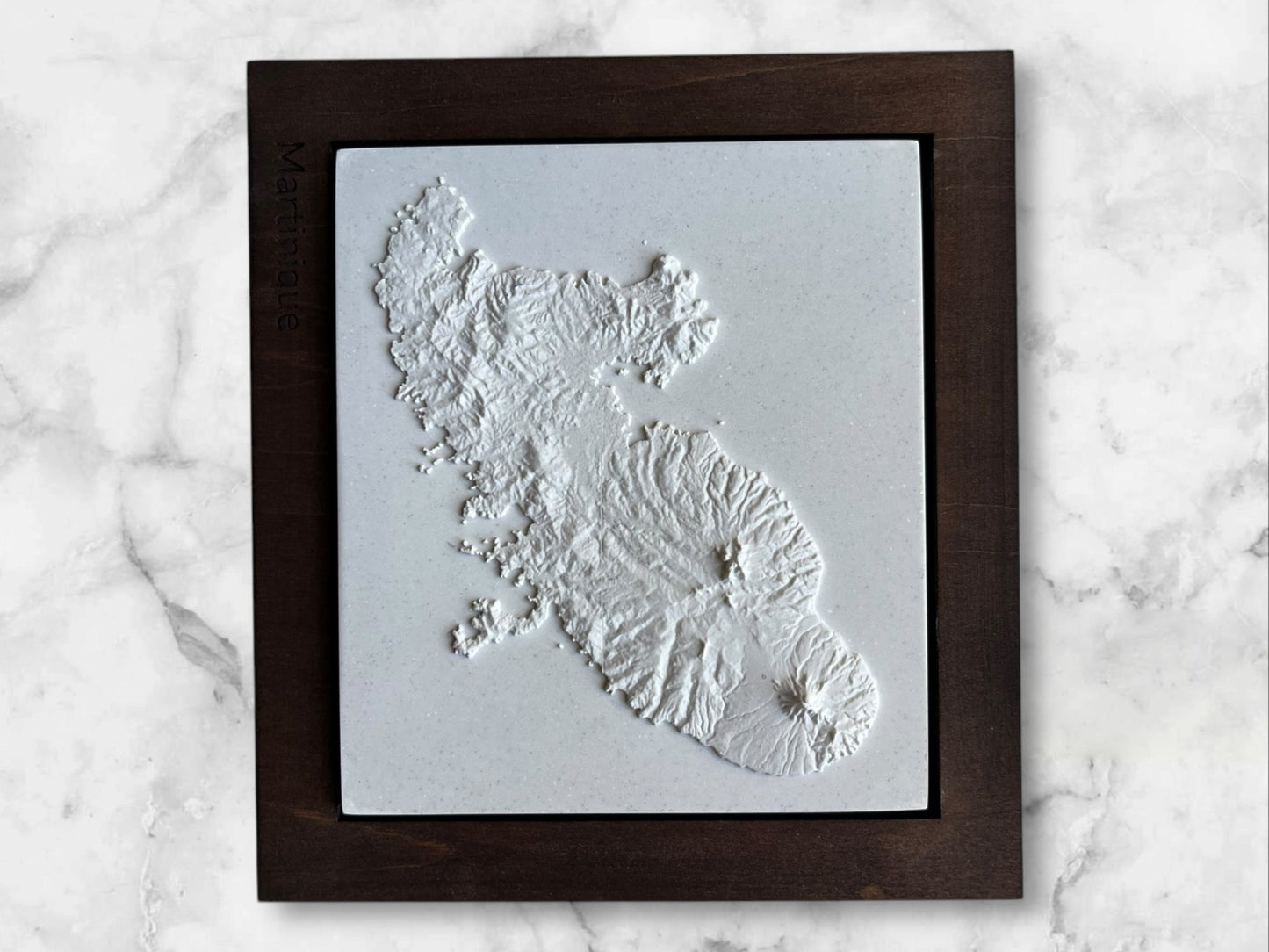 Carte 3D de l'Île de la Martinique - Moulage en Béton Clair - Topographie de l'Île aux Fleurs - Sans Base en Bois - Sous les Toits de Paris