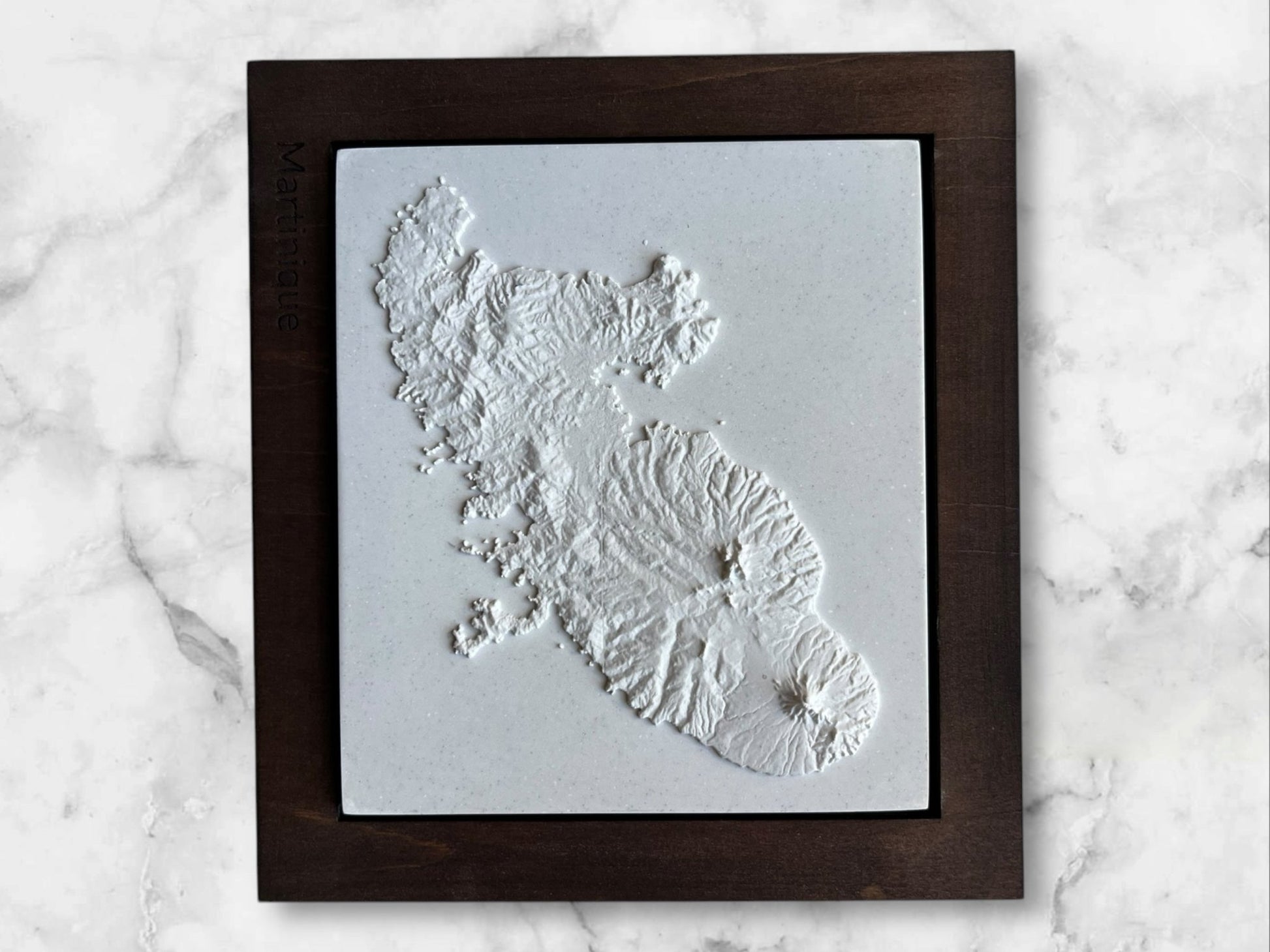 Carte 3D de l'Île de la Martinique - Moulage en Béton Clair - Topographie de l'Île aux Fleurs - Sans Base en Bois - Sous les Toits de Paris