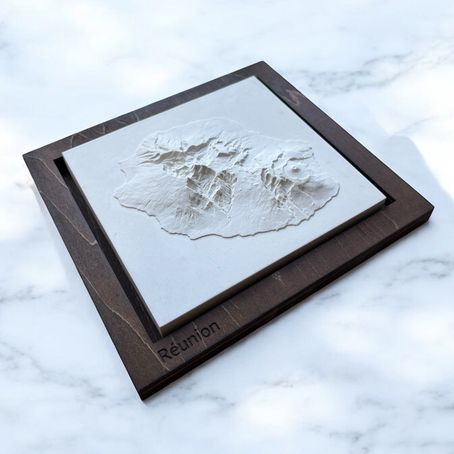 Carte 3D de l'Île de la Réunion - Moulage en Béton Clair - Topographie de l'Île Bourbon - Sans Base en Bois - Sous les Toits de Paris