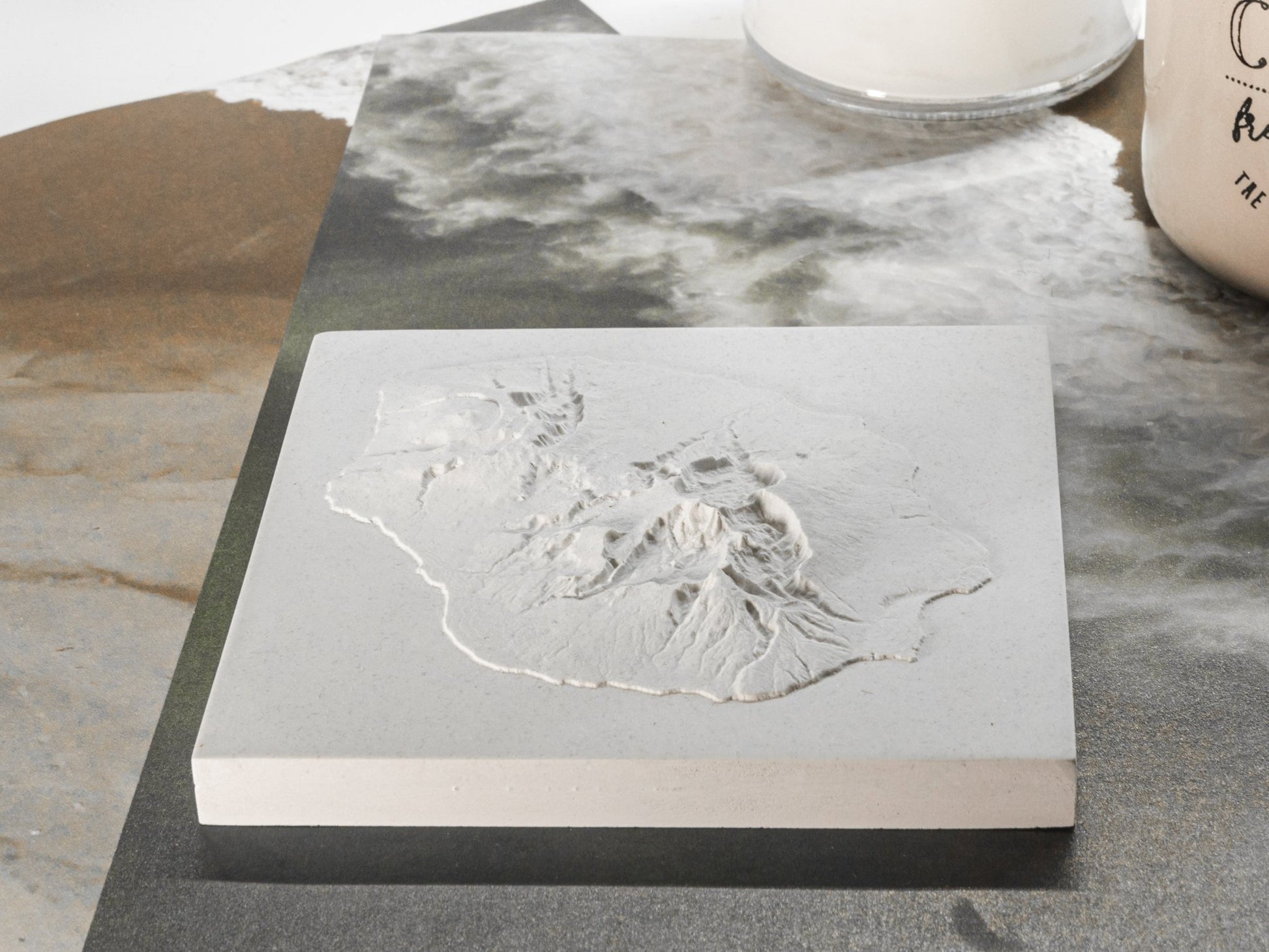 Carte 3D de l'Île de la Réunion - Moulage en Béton Clair - Topographie de l'Île Bourbon - Sans Base en Bois - Sous les Toits de Paris