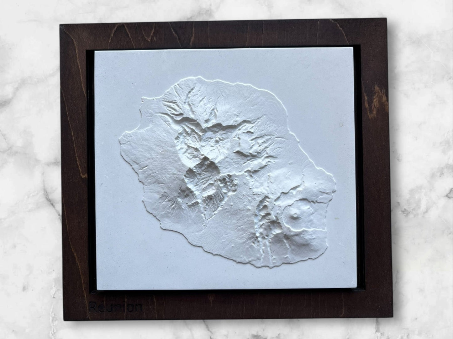 Carte 3D de l'Île de la Réunion - Moulage en Béton Clair - Topographie de l'Île Bourbon - Sans Base en Bois - Sous les Toits de Paris