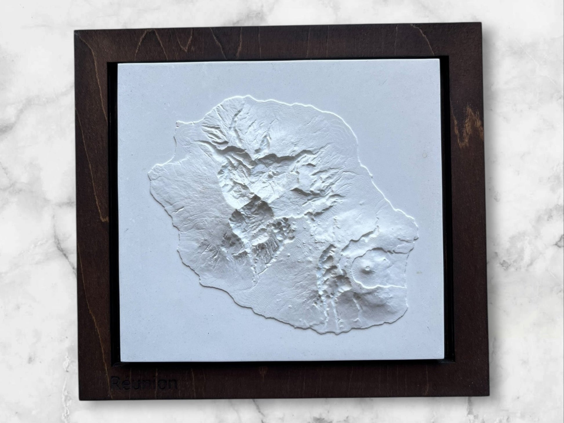 Carte 3D de l'Île de la Réunion - Moulage en Béton Clair - Topographie de l'Île Bourbon - Sans Base en Bois - Sous les Toits de Paris