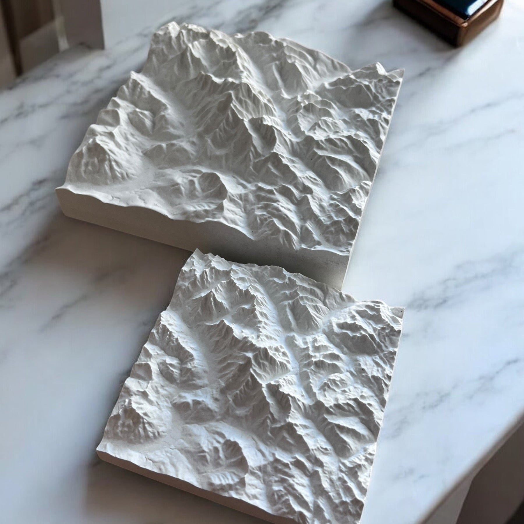 Carte 3D du Mont Blanc - Moulage en Béton Clair - Topographie de la Vallée de Chamonix - Taille S (10x10 cm) - Sous les Toits de Paris