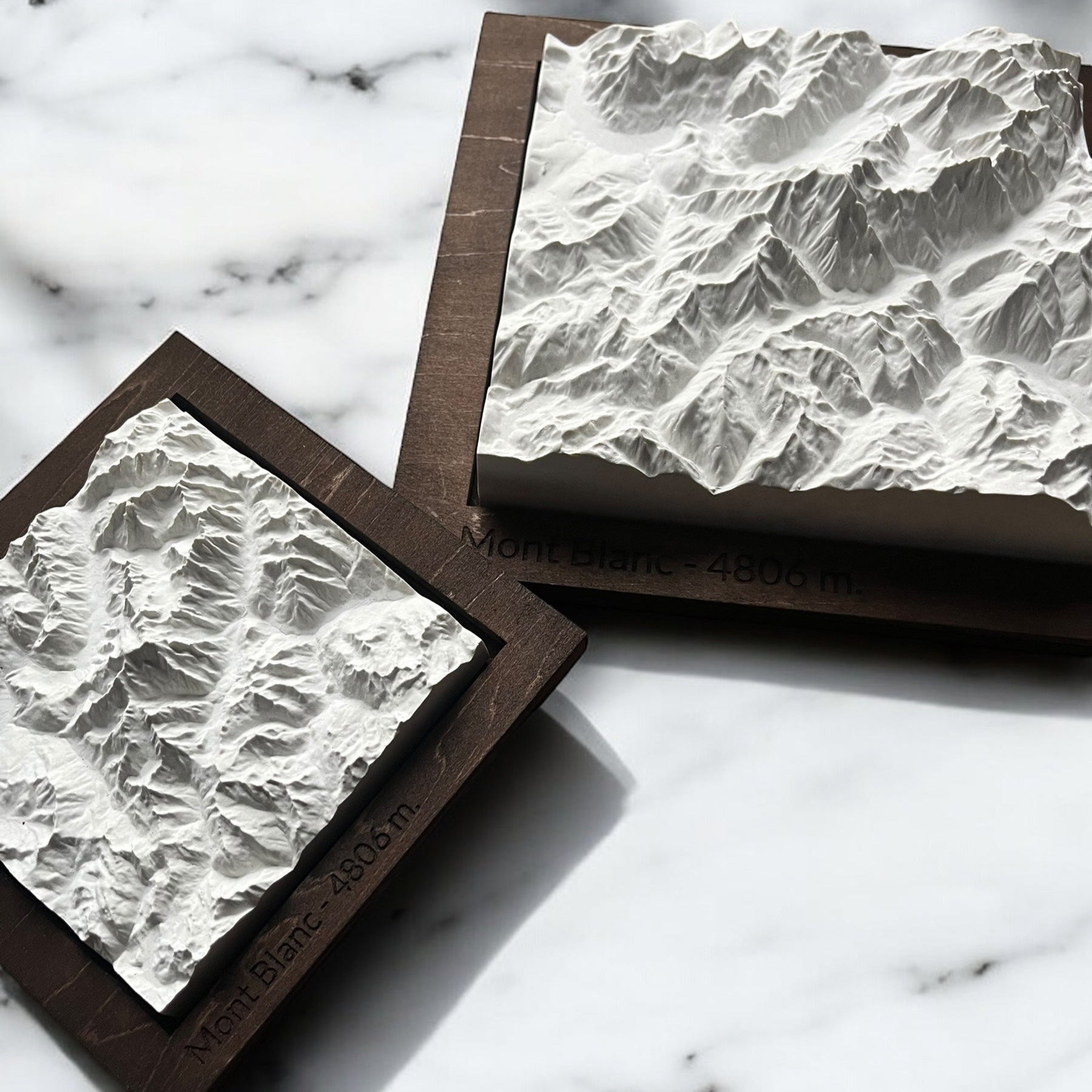 Carte 3D du Mont Blanc - Moulage en Béton Clair - Topographie de la Vallée de Chamonix - Taille S (10x10 cm) - Sous les Toits de Paris