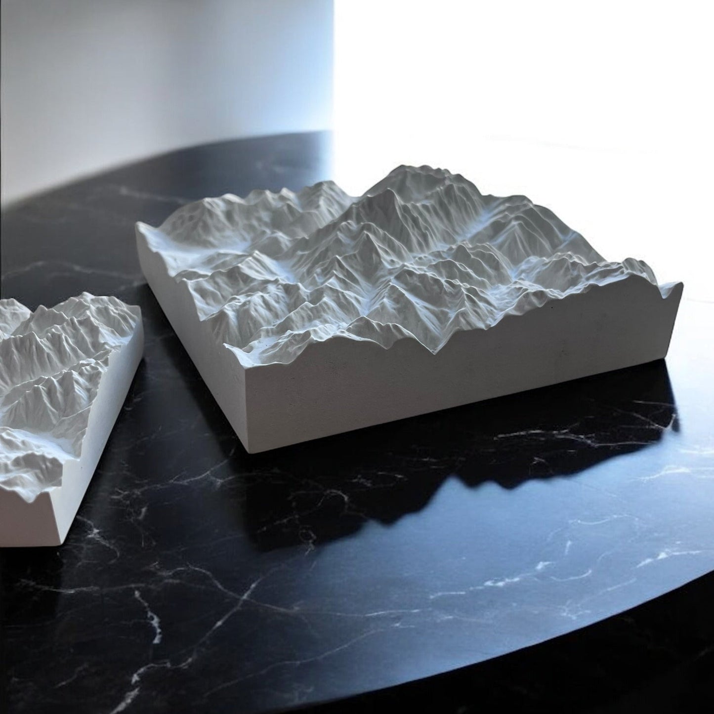 Carte 3D du Mont Blanc - Moulage en Béton Clair - Topographie de la Vallée de Chamonix - Taille S (10x10 cm) - Sous les Toits de Paris