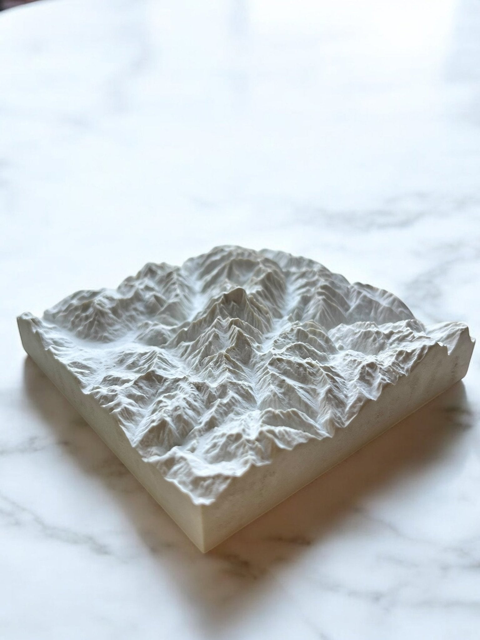 Carte 3D du Mont Blanc V2 - Moulage en Béton Clair - Topographie de la Vallée de Chamonix - Fabriqué Sous les Toits de Paris - Sans Base en Bois - Sous les Toits de Paris